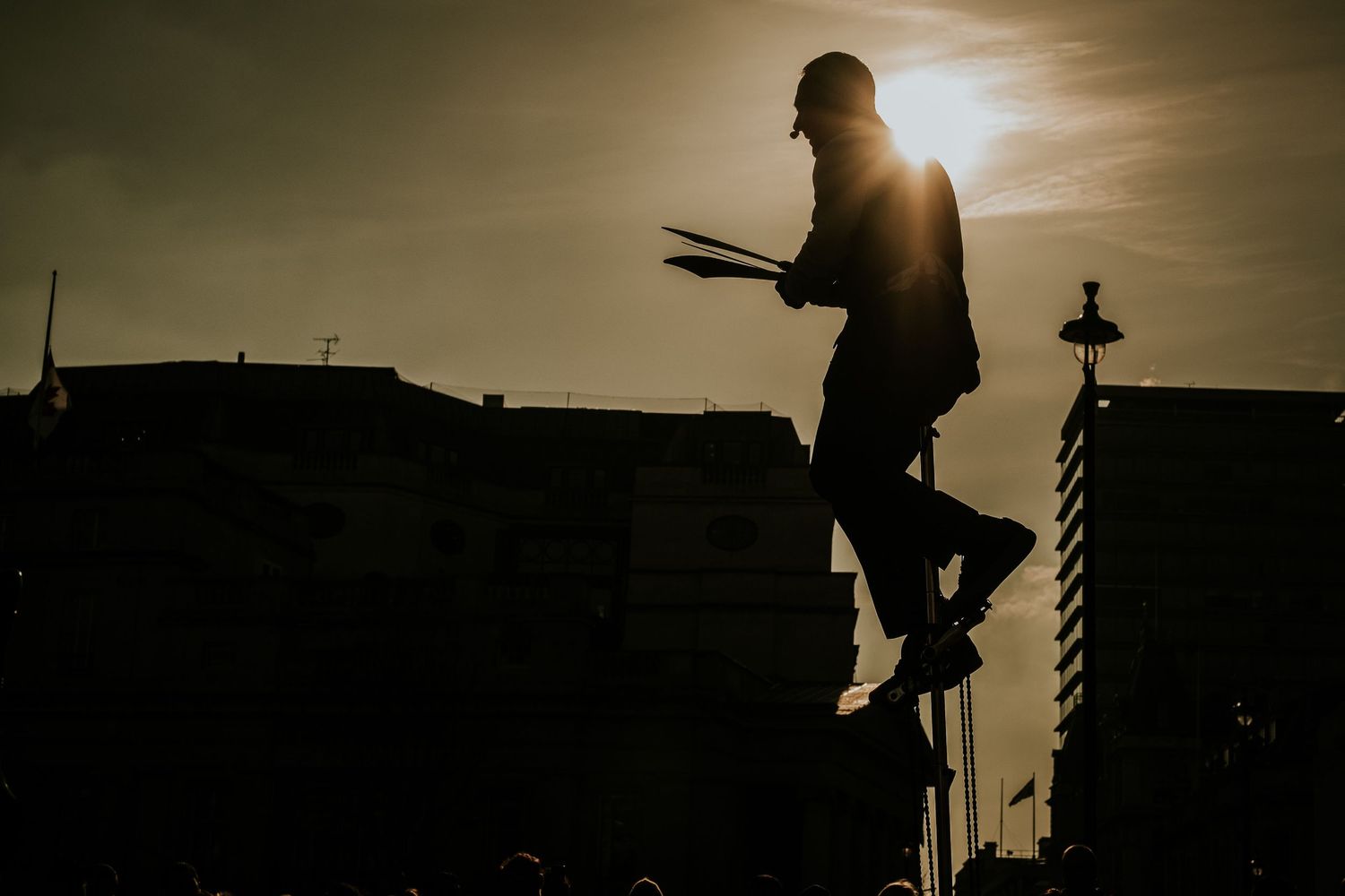 Fotografía documental y estética editorial, artista callejero en la plaza del Museo Británico en Londres, Roberto Pecino Fotógrafo