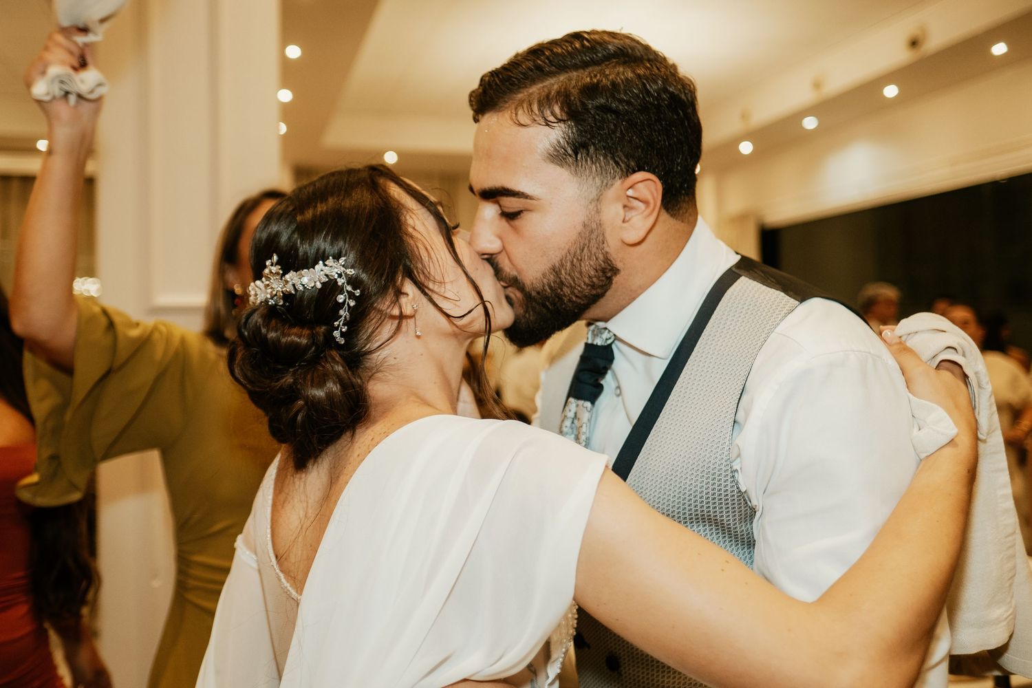 Beso de los novios en el banquete