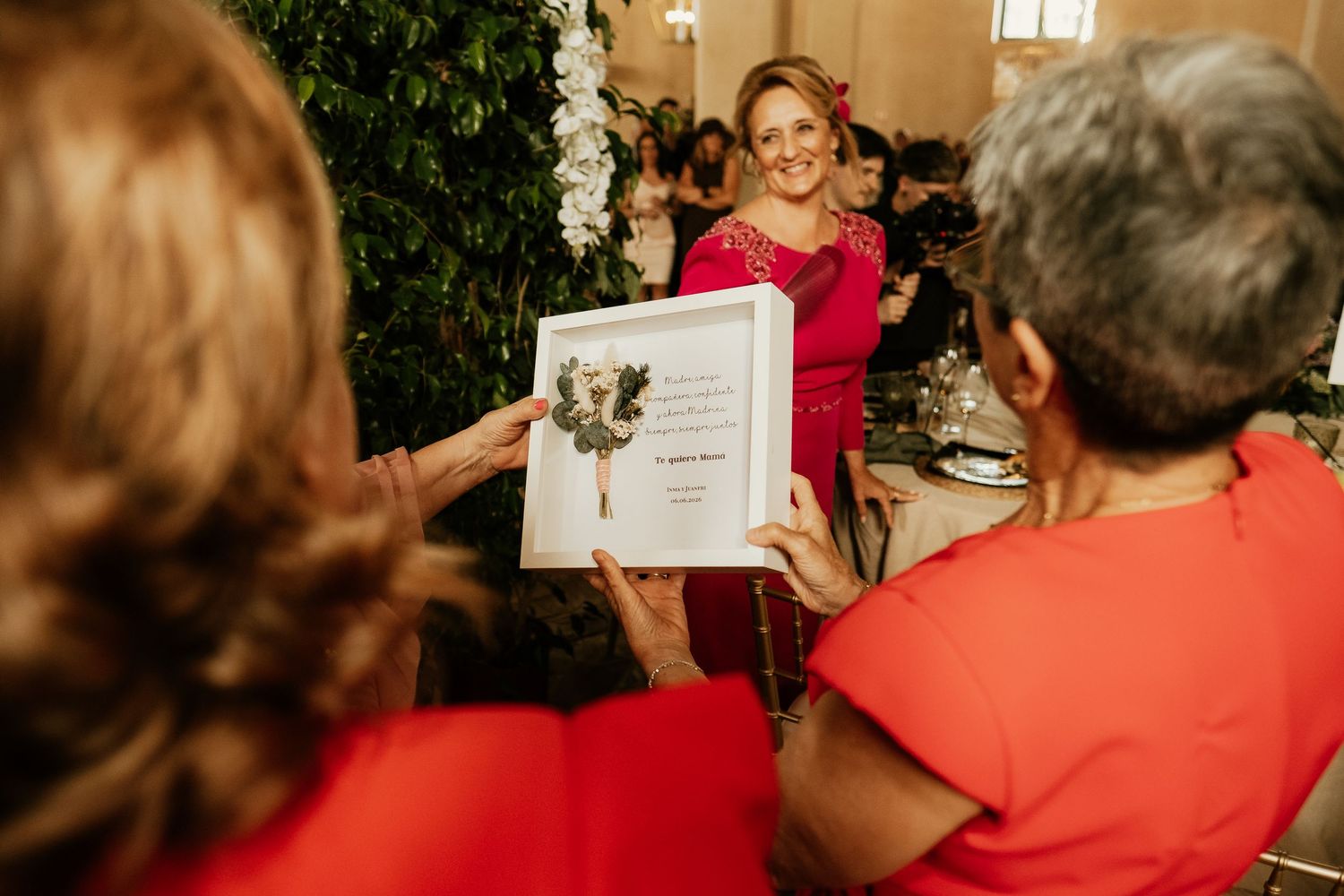 Fotografía invisible de los novios con sus invitados en las mesas de Bodega Sánchez Romate, Inma y Juanfri, Roberto Pecino