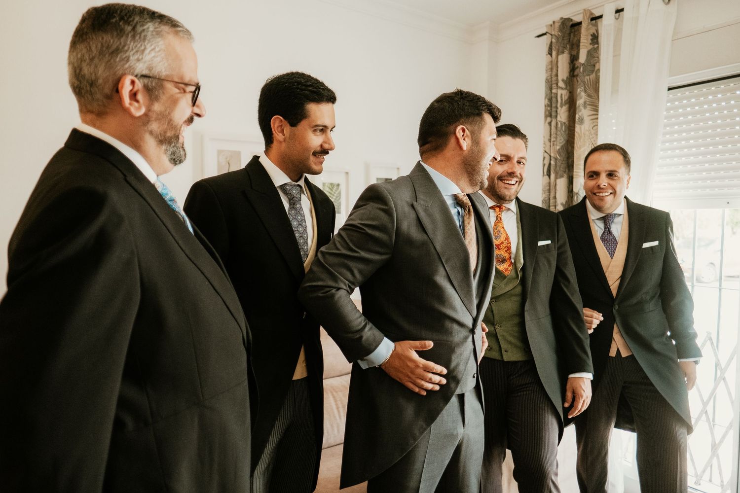Gestos naturales y momentos de diversión colectiva en la mañana de la boda en Jerez, Juanfri, Roberto Pecino Fotógrafo
