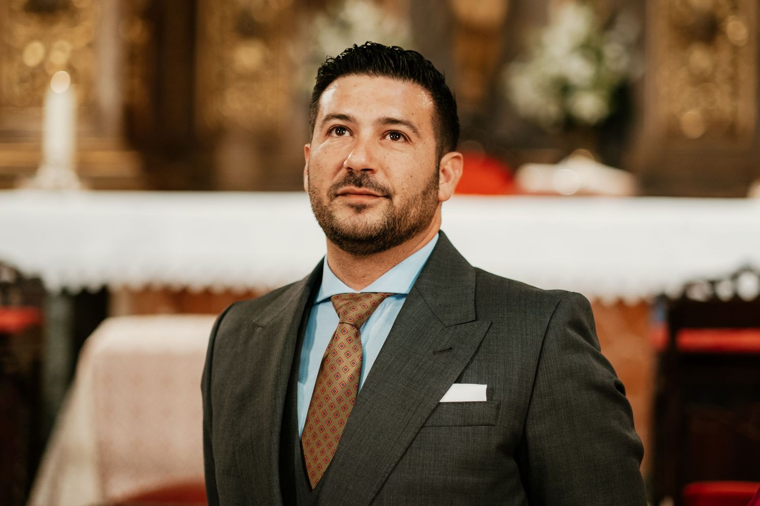 El novio, Juanfri, en el altar esperando a la novia. Fotografía de bodas en Jerez, Roberto Pecino