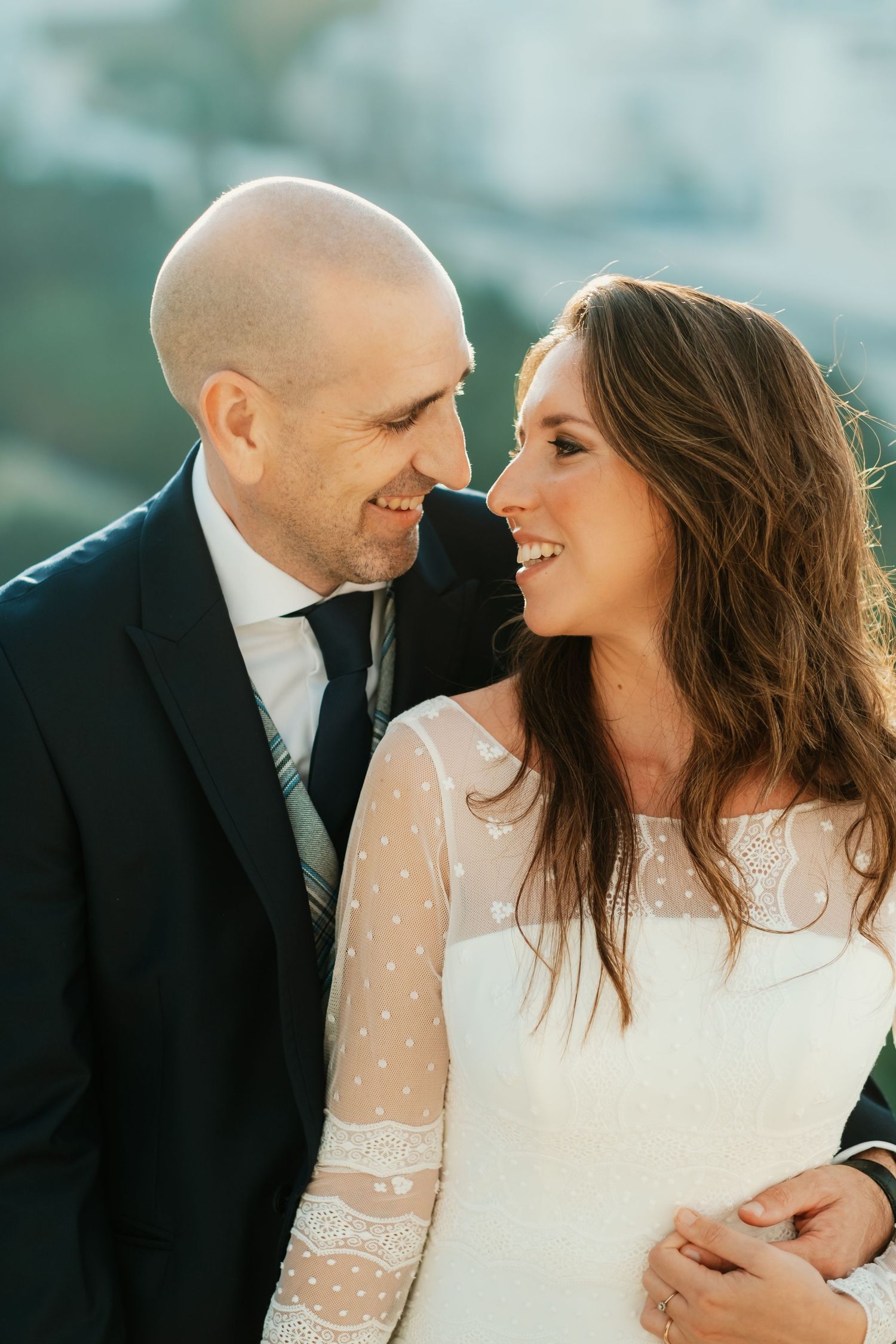 Complicidad y miradas en el reportaje postboda de Macarena y Alejandro. Fotografía emocional en Vejer