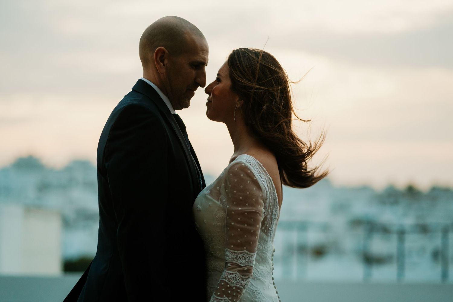Pareja posando en reportaje de boda en Vejer de la Frontera