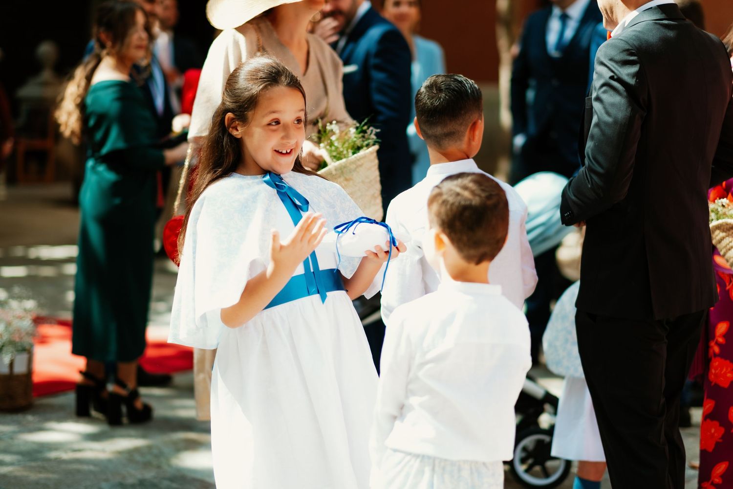 Dama y damo antes de la Ceremonia de boda de Quin y Eli en el altar de la Catedral de Granada