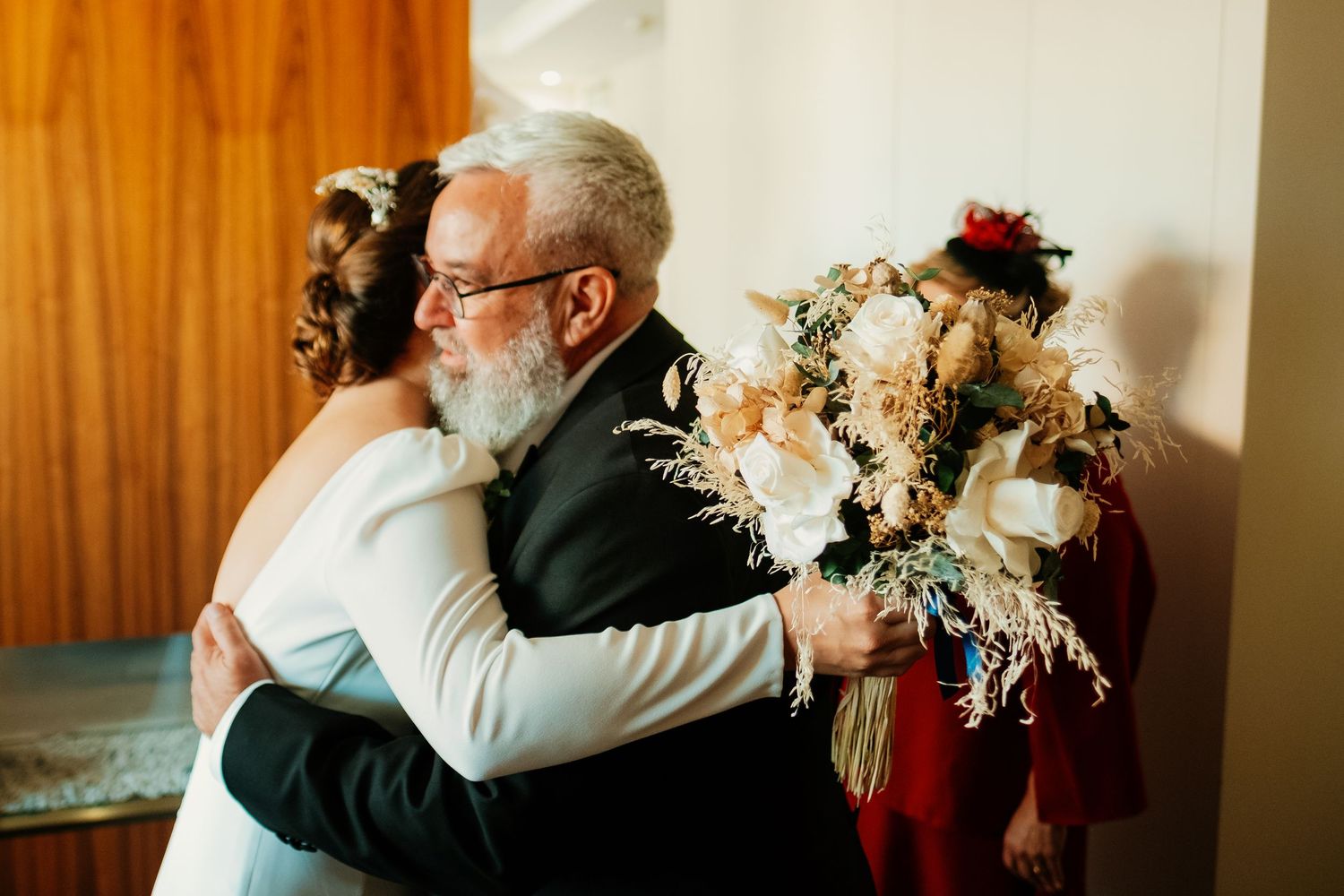 Abrazo de la novia Eli con su padre