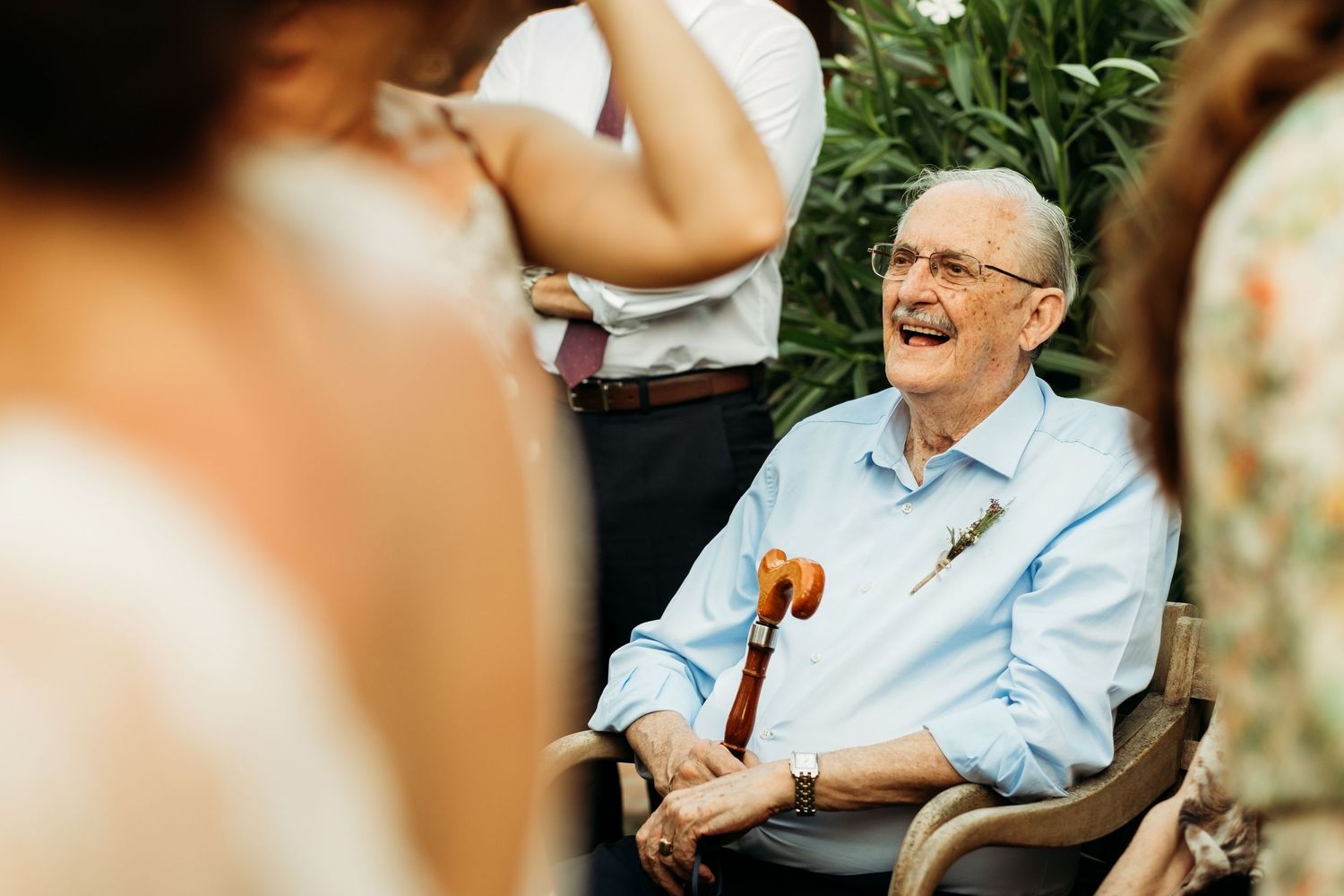 Abuelo de Miriam riéndose y feliz durante la boda de su nieta