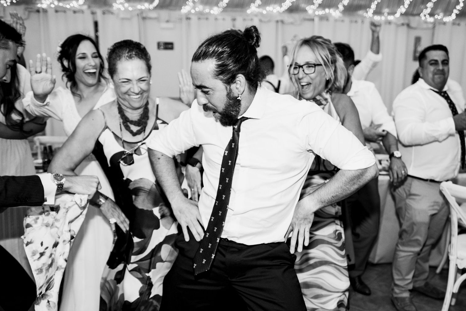 Fiesta y baile nupcial de Lidia y Ezequiel - Fotógrafo de bodas divertido en Cádiz