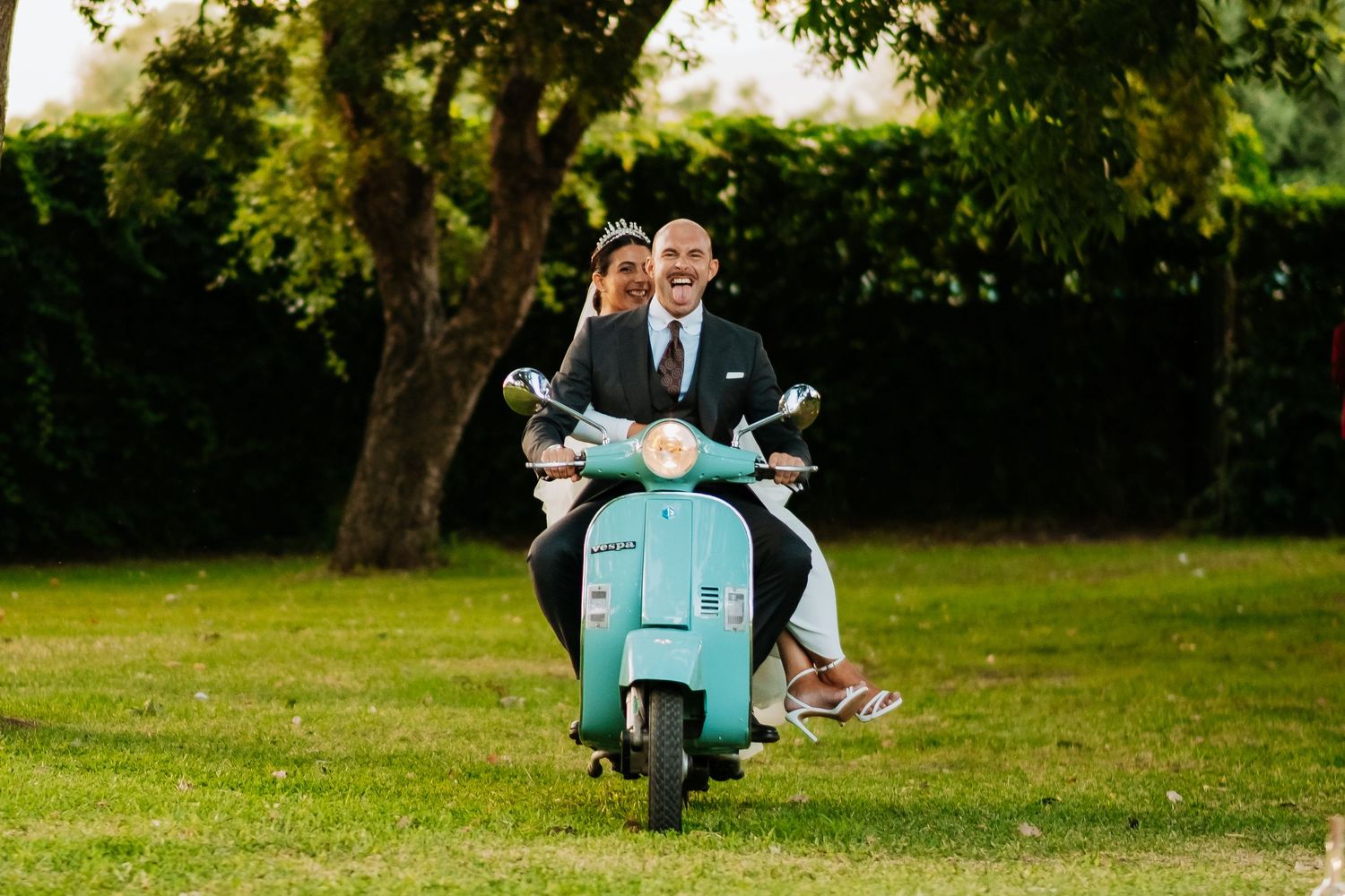 Llegada divertida de los novios en moto Vespa a la Hacienda