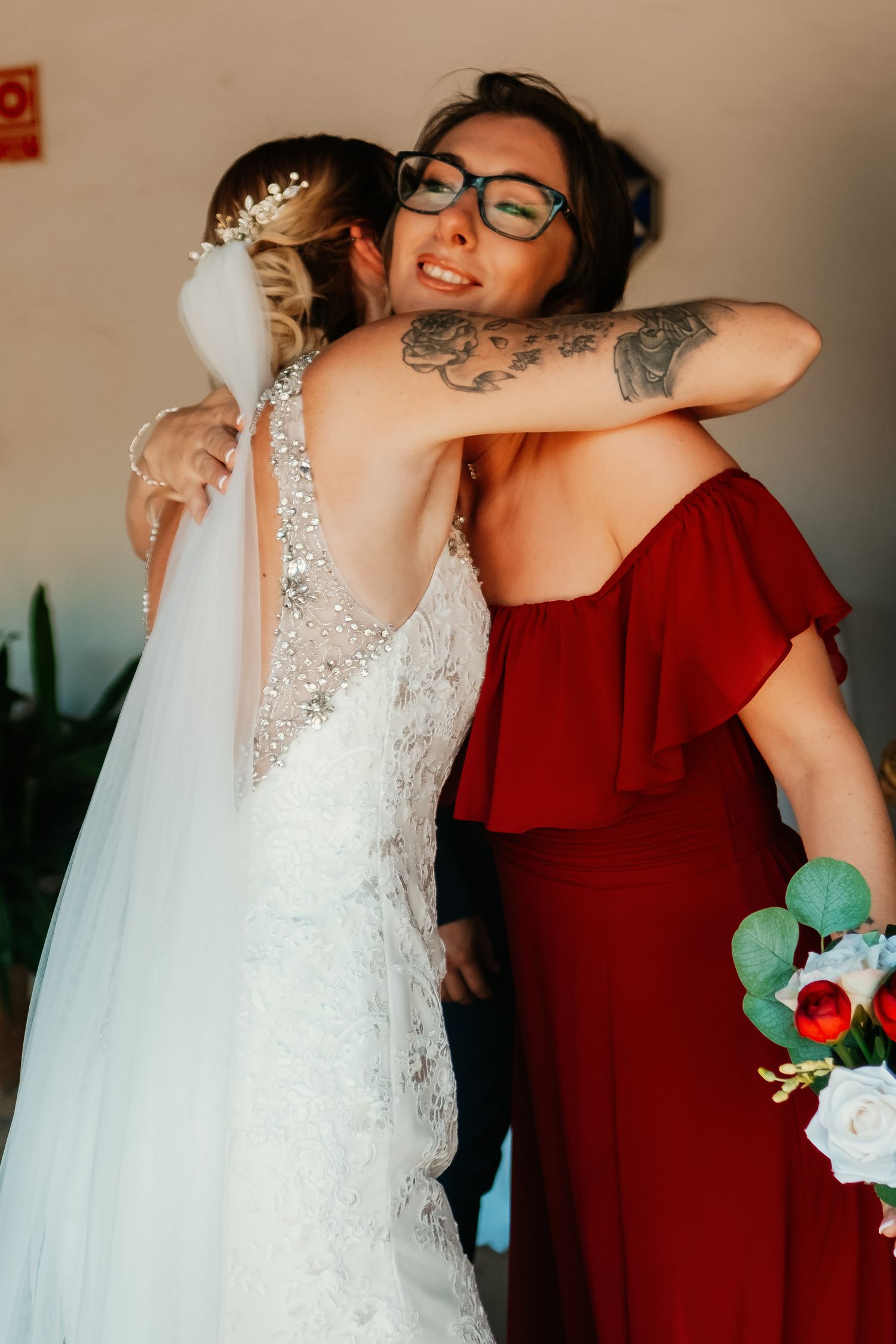 Pretendienta recibiendo el ramo de la novia