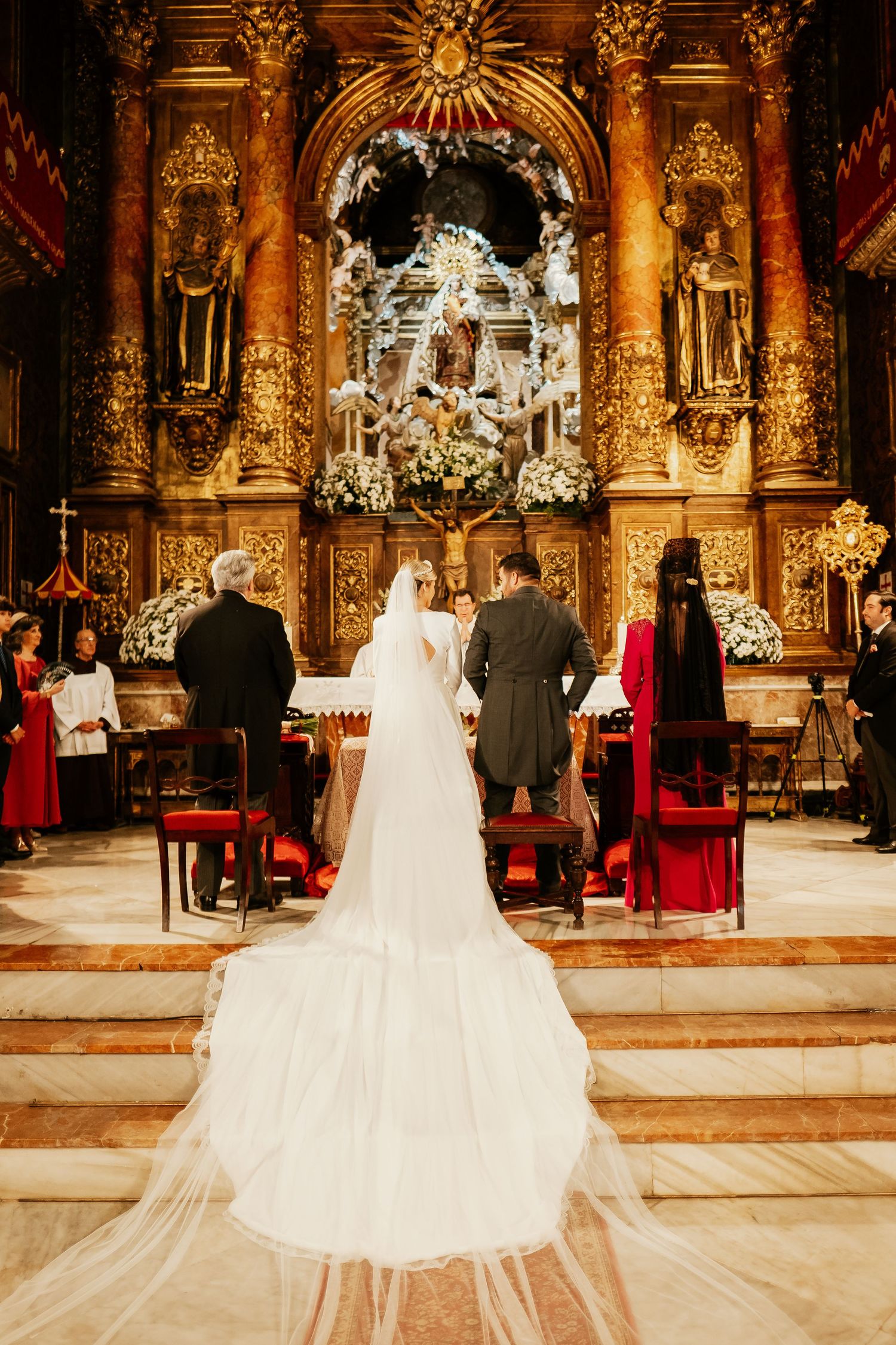 Novios de espaldas ante el retablo mayor de la Basílica del Carmen Jerez, estética editorial, Inma y Juanfri, Roberto Pecino