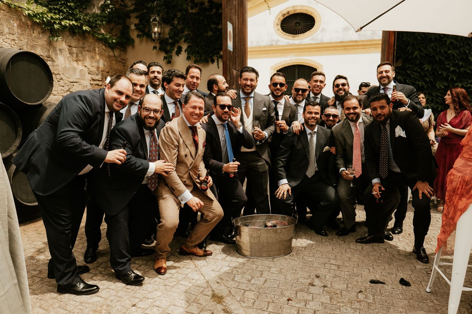 Fotografías de grupo elegantes y fluidas en las arquerías de Bodega Sánchez Romate, Inma y Juanfri, Roberto Pecino