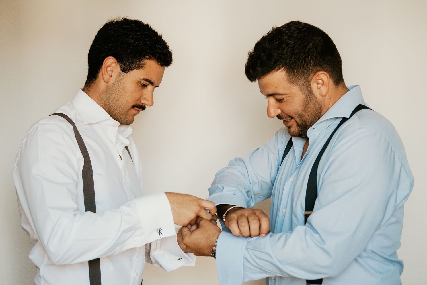 El hermano del novio colocándole los gemelos personalizados en un momento íntimo, Juanfri, Roberto Pecino Fotógrafo