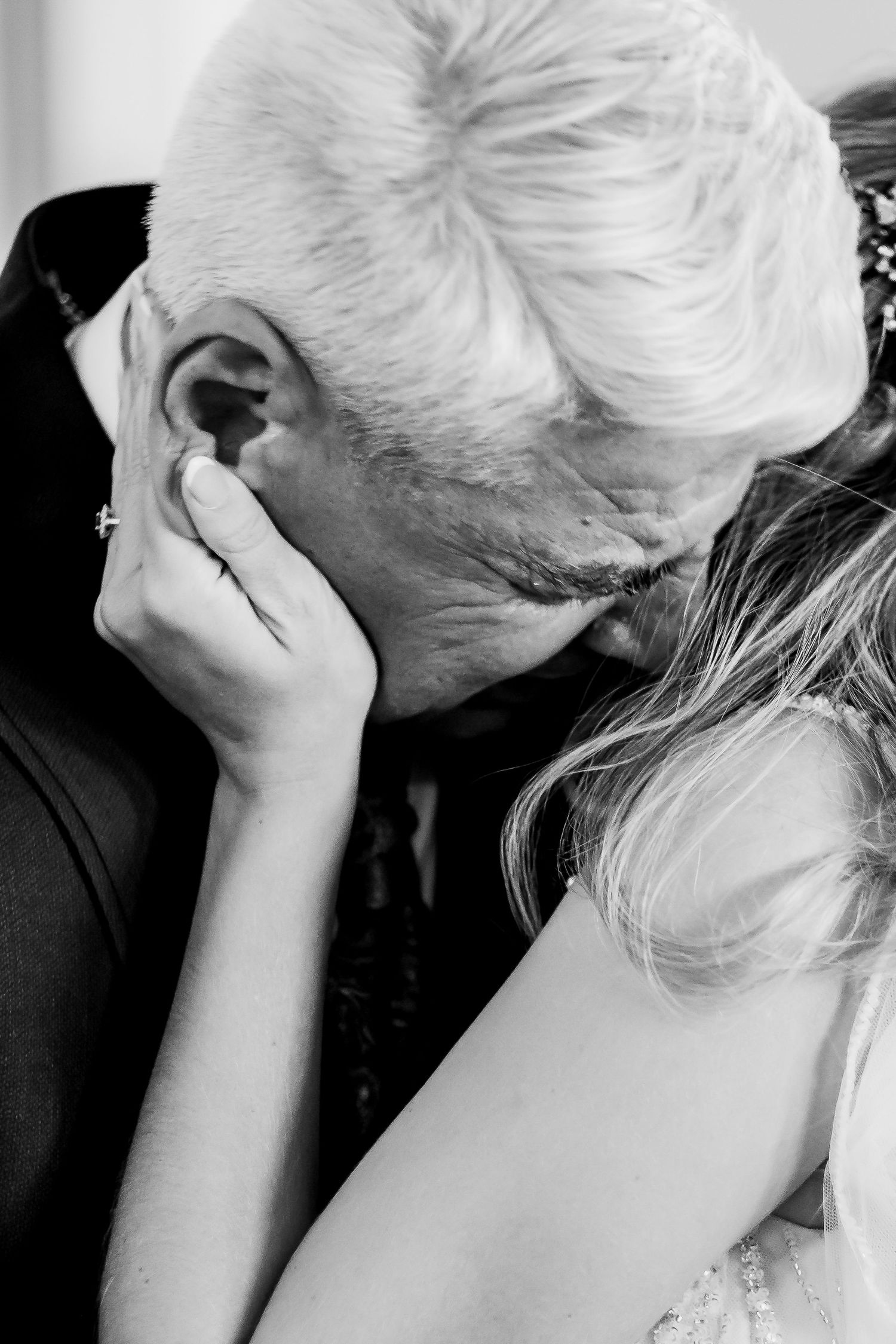 momento de emoción del padrino con la novia en Sotogrande