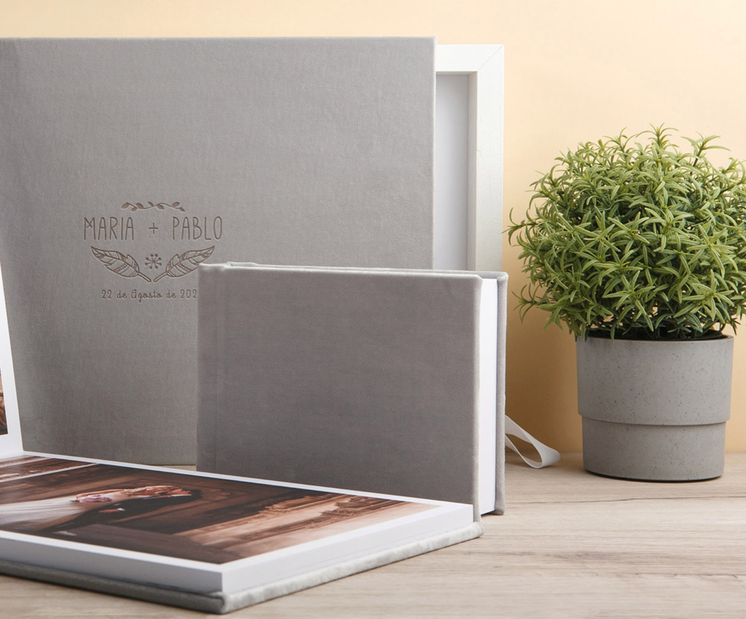 Álbum de boda Elegant Edition sobre mesa, recuerdo de legado visual exclusivo para parejas en Sotogrande y Gibraltar