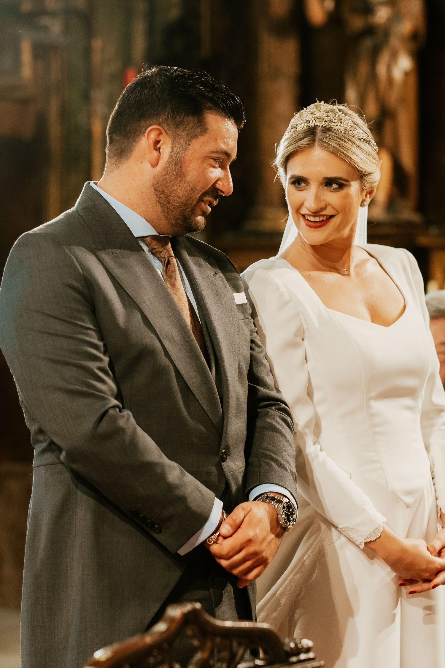 Primer plano de los novios reflejando emotividad y autenticidad sin guiones en el altar, Inma y Juanfri, Roberto Pecino