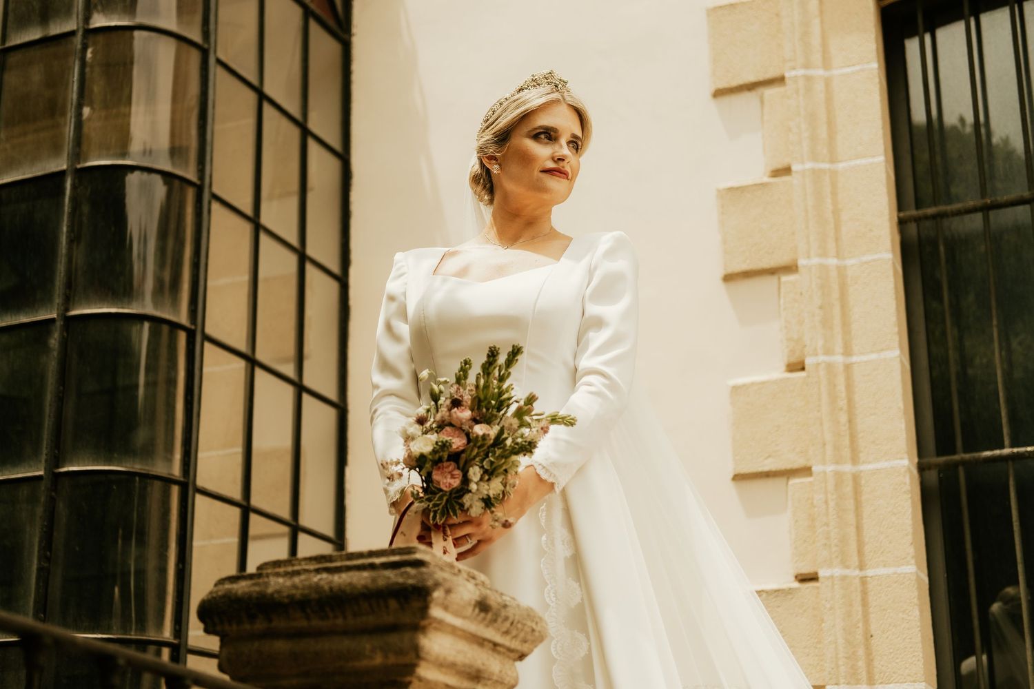 Estética editorial de novia real sin posados artificiales en Jerez, tiara de Tocados Jacqueline, Roberto Pecino