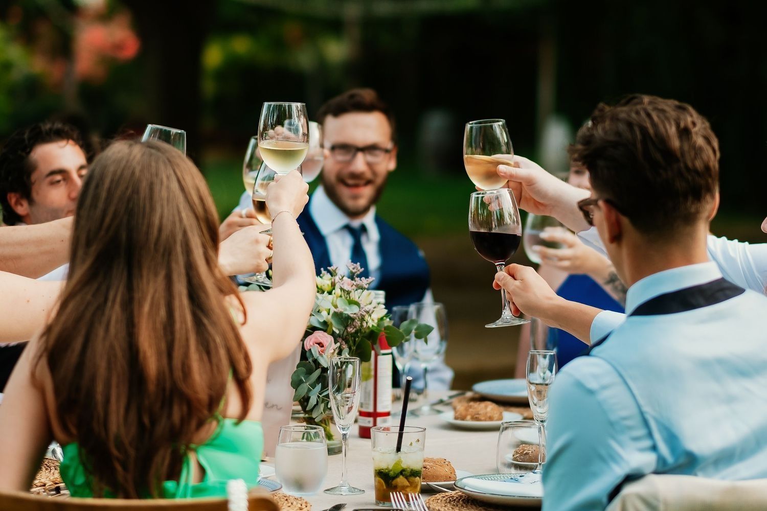 Invitados brindando en la cena de la boda en Finca Monasterio, Roberto Pecino fotógrafo en Sotogrande y Costa del Sol