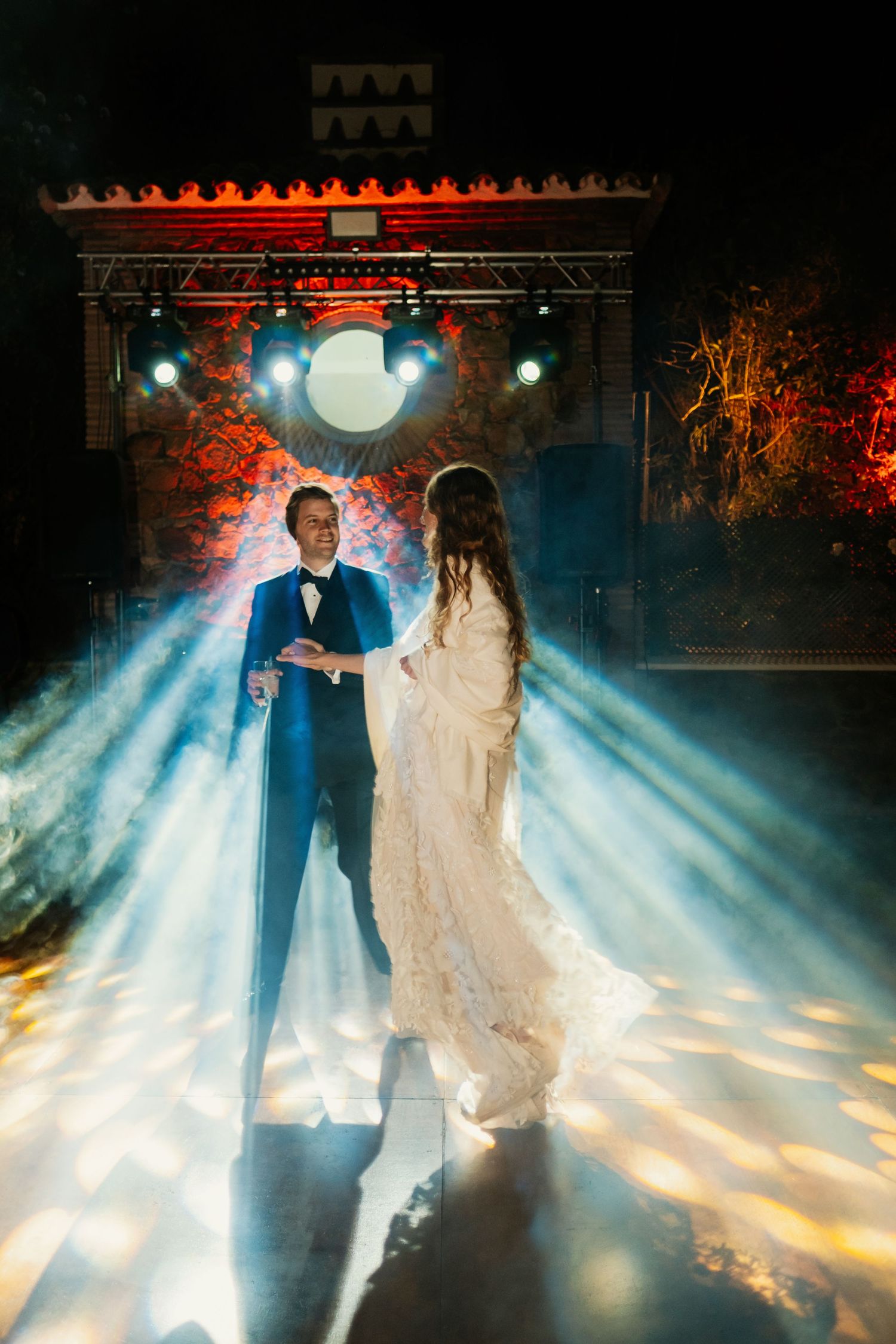 Fotografía de fiesta de boda con iluminación de cine en el entorno del Molino del Duque