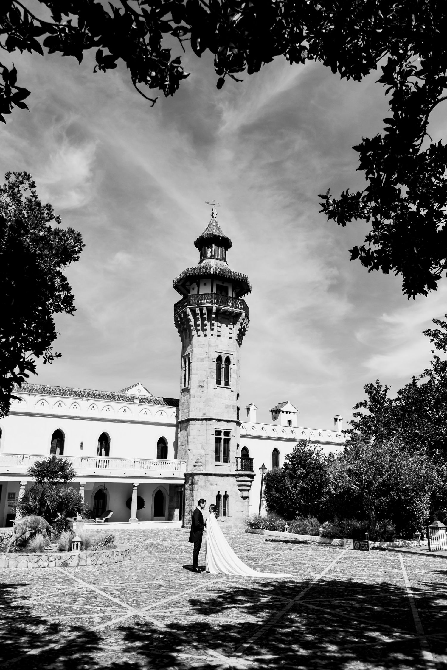 Pareja de novios posando en la Casa Convento de Almoraima - Roberto Pecino Fotógrafo de bodas