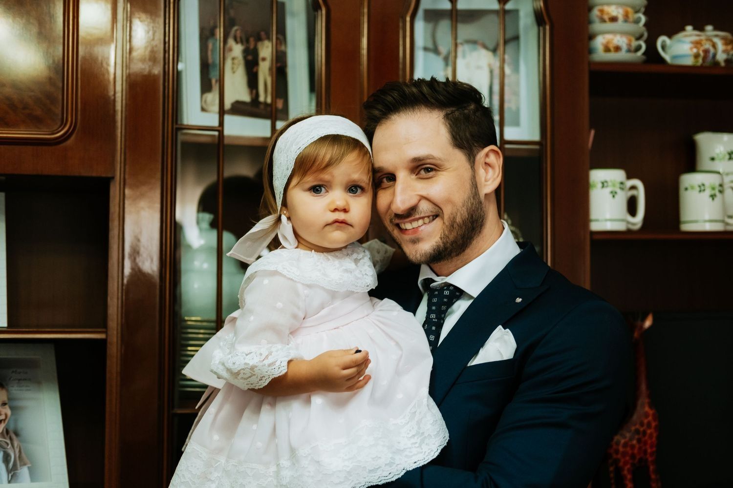 Antonio en los preparativos de casa de sus padres antes de la ceremonia