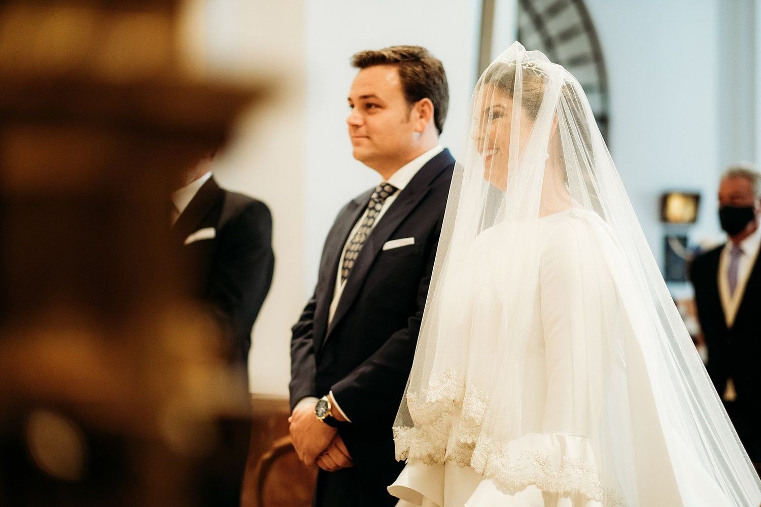 Retrato de los novios durante la ceremonia en la iglesia en Sevilla.