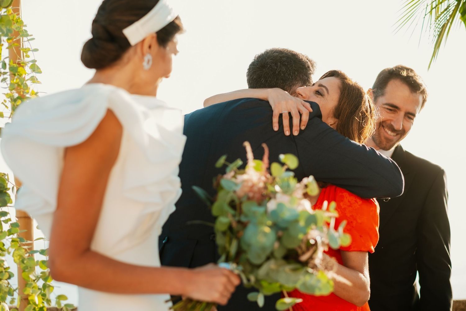 Abrazo de grupo familia y novios tras la ceremonia