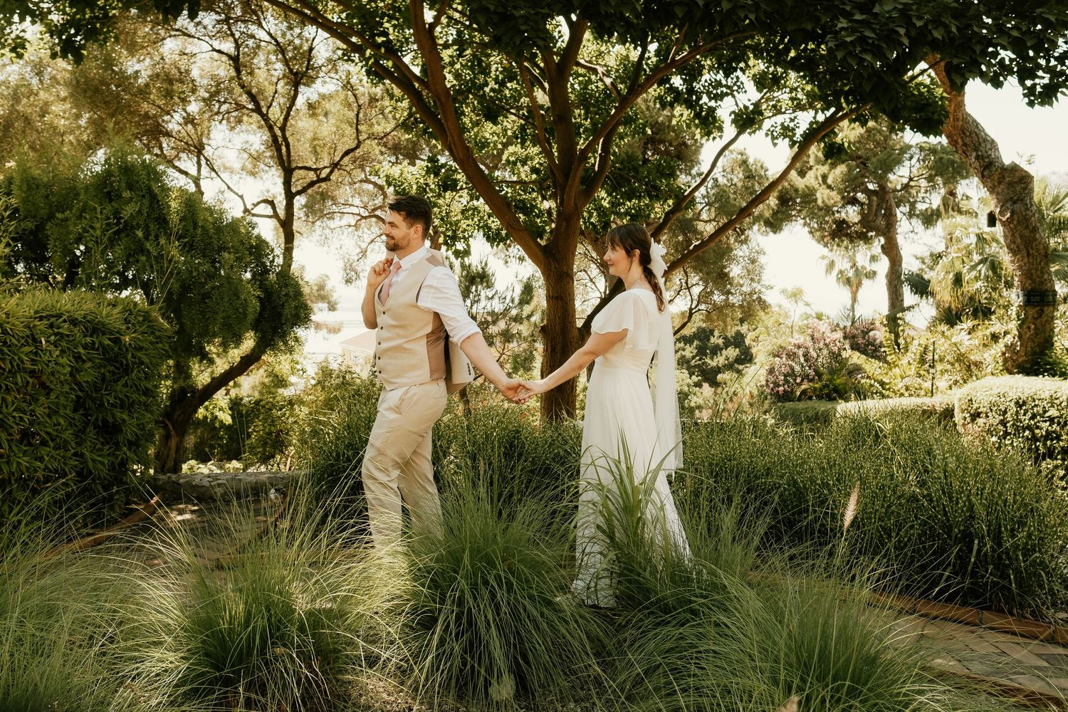 Elopement en La Alameda Gibraltar, pareja paseando bajo los árboles, Roberto Pecino Fotógrafo