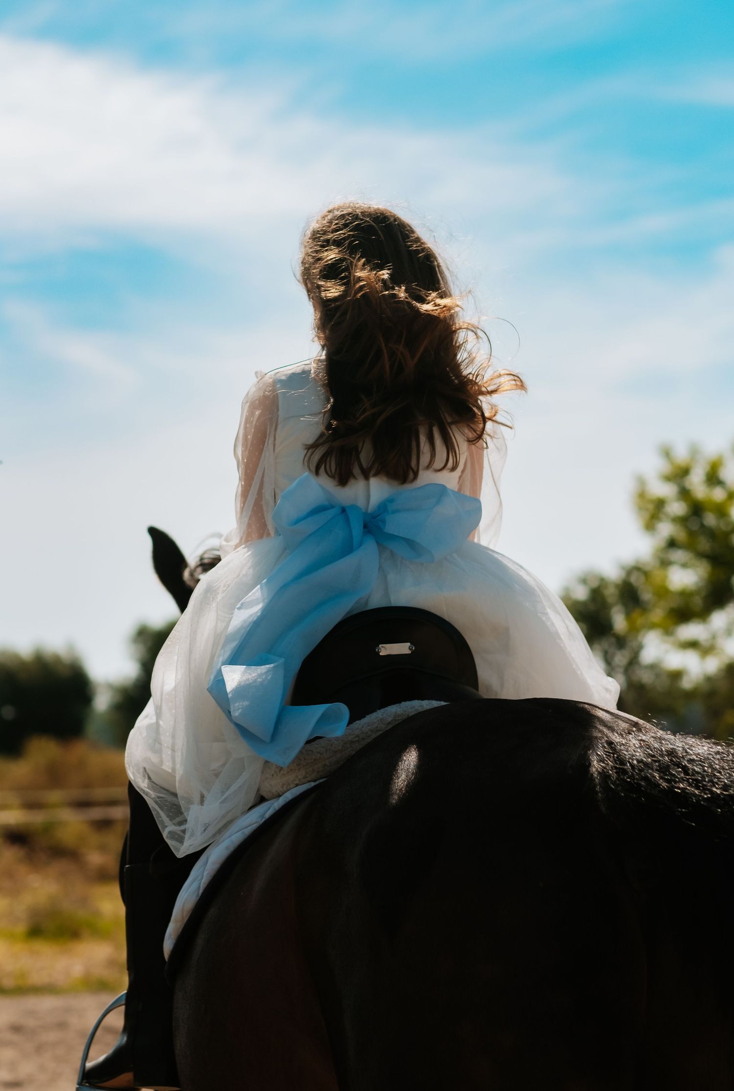 Vestido de comunion de Paola montando a caballo