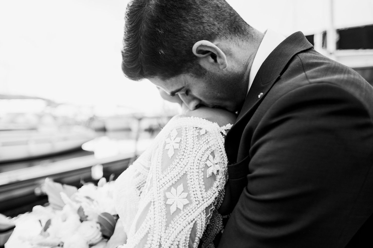 momento romántico de los novios durante el resporteje de boda