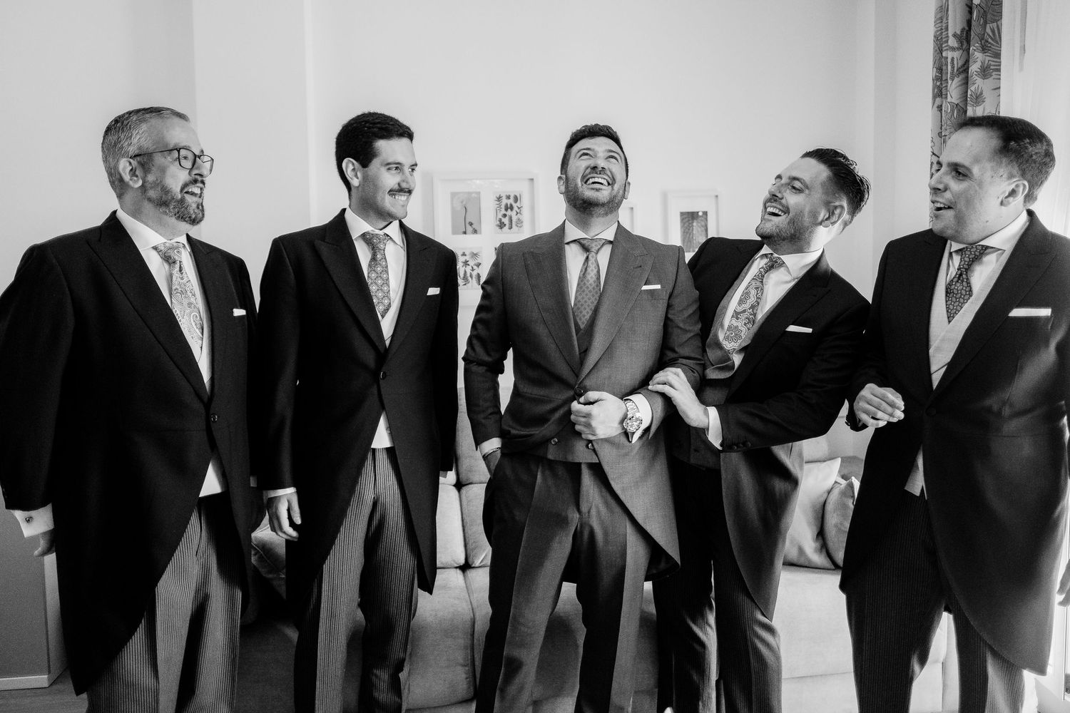 Fotografía invisible del novio compartiendo risas con sus amigos en casa, Juanfri, Roberto Pecino Fotógrafo