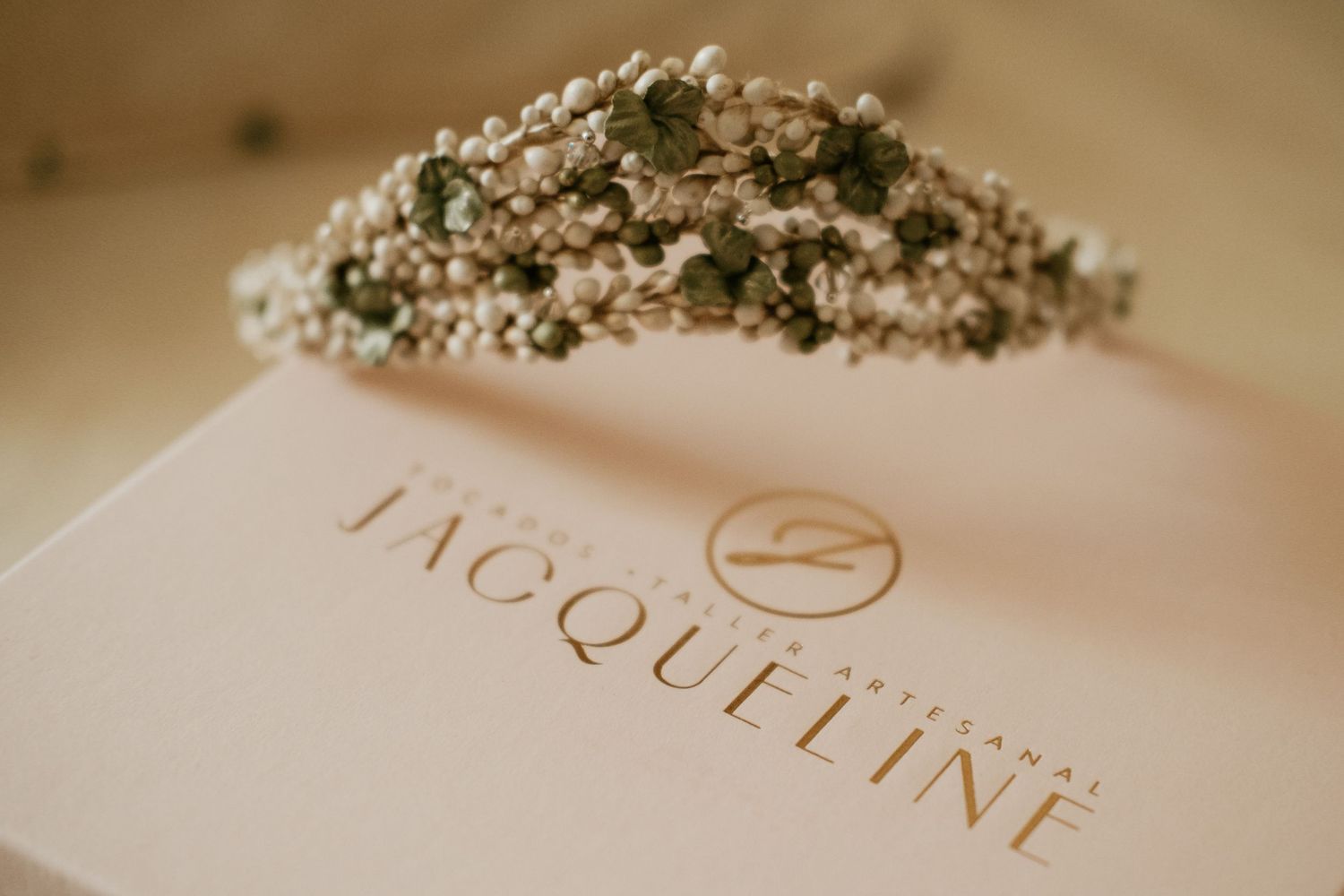 Detalles de alta costura con diseño exclusivo de Tocados Jacqueline en Jerez, Inma, Roberto Pecino Fotógraf