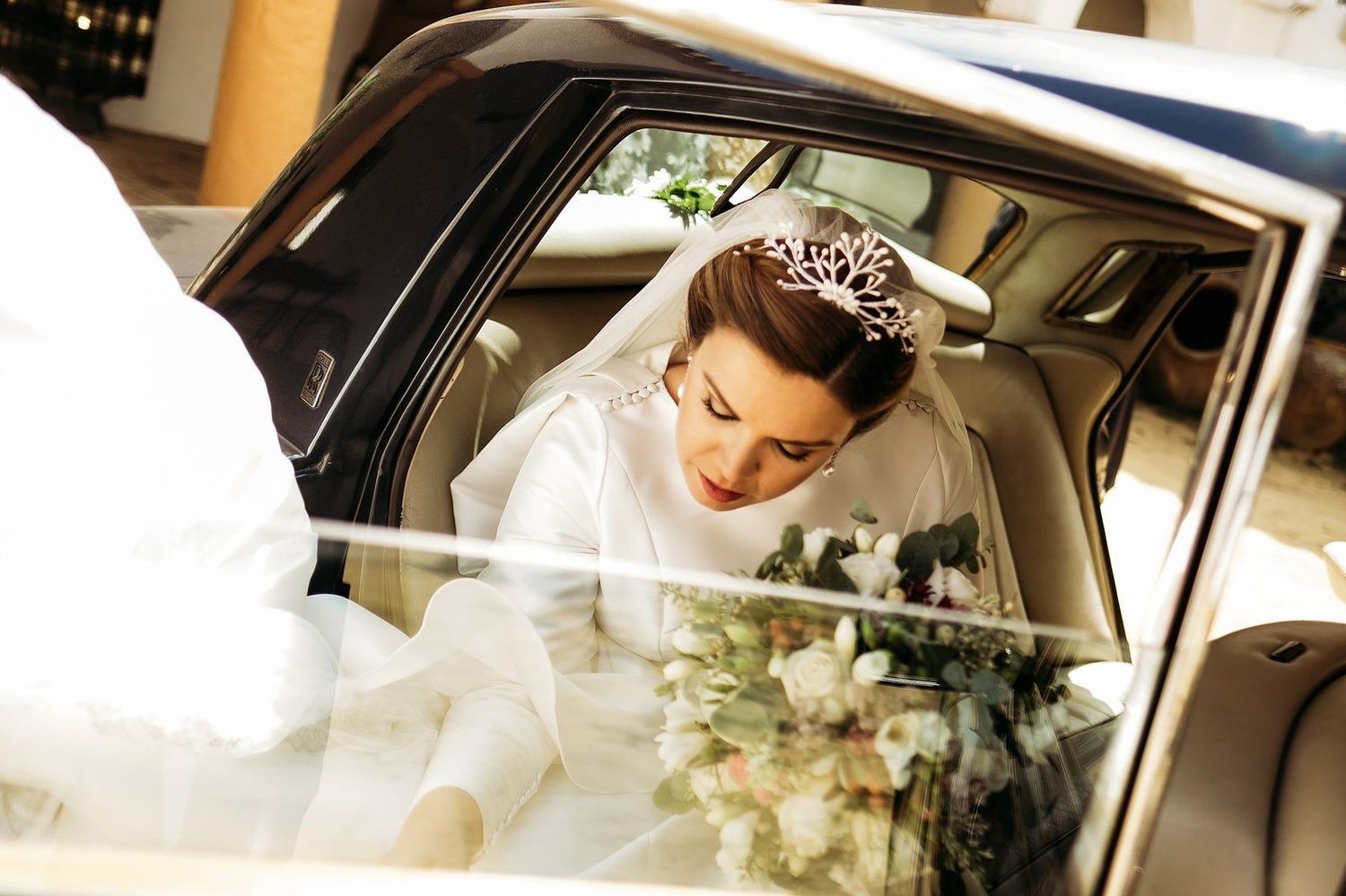 Detalle del vestido de novia con encaje en los jardines de Alcalá de Guadaíra