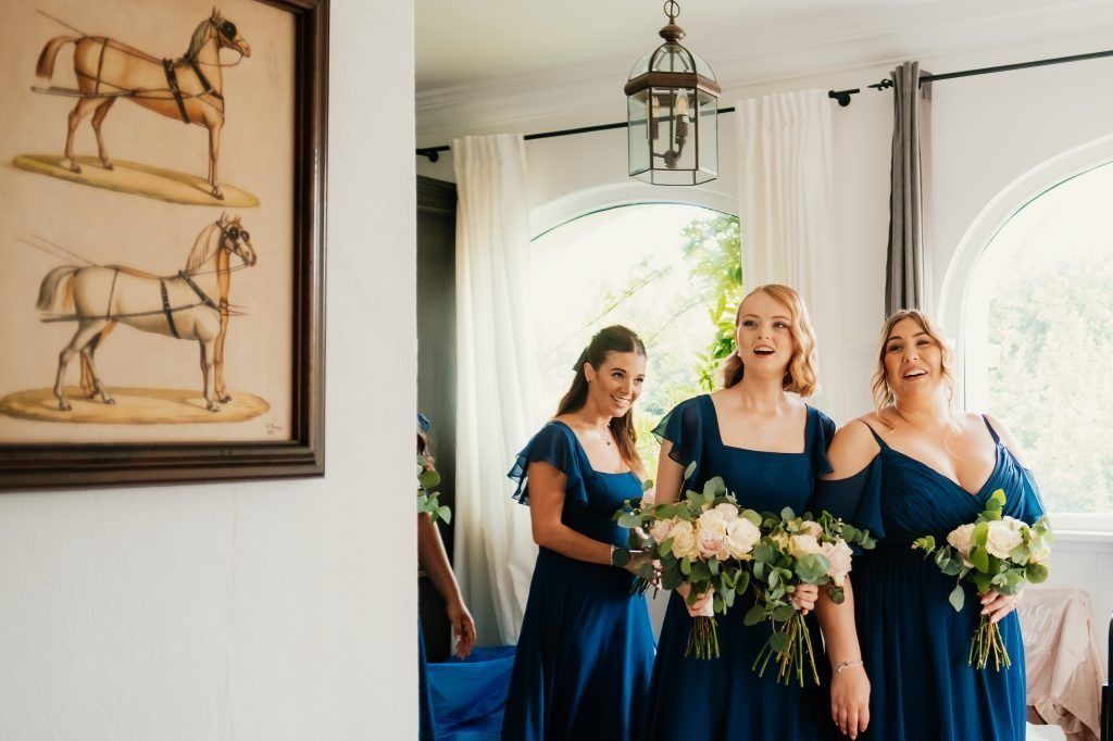 Decoración de la habitación en Finca Montenegral y las invitadas con sus vestidos de damas