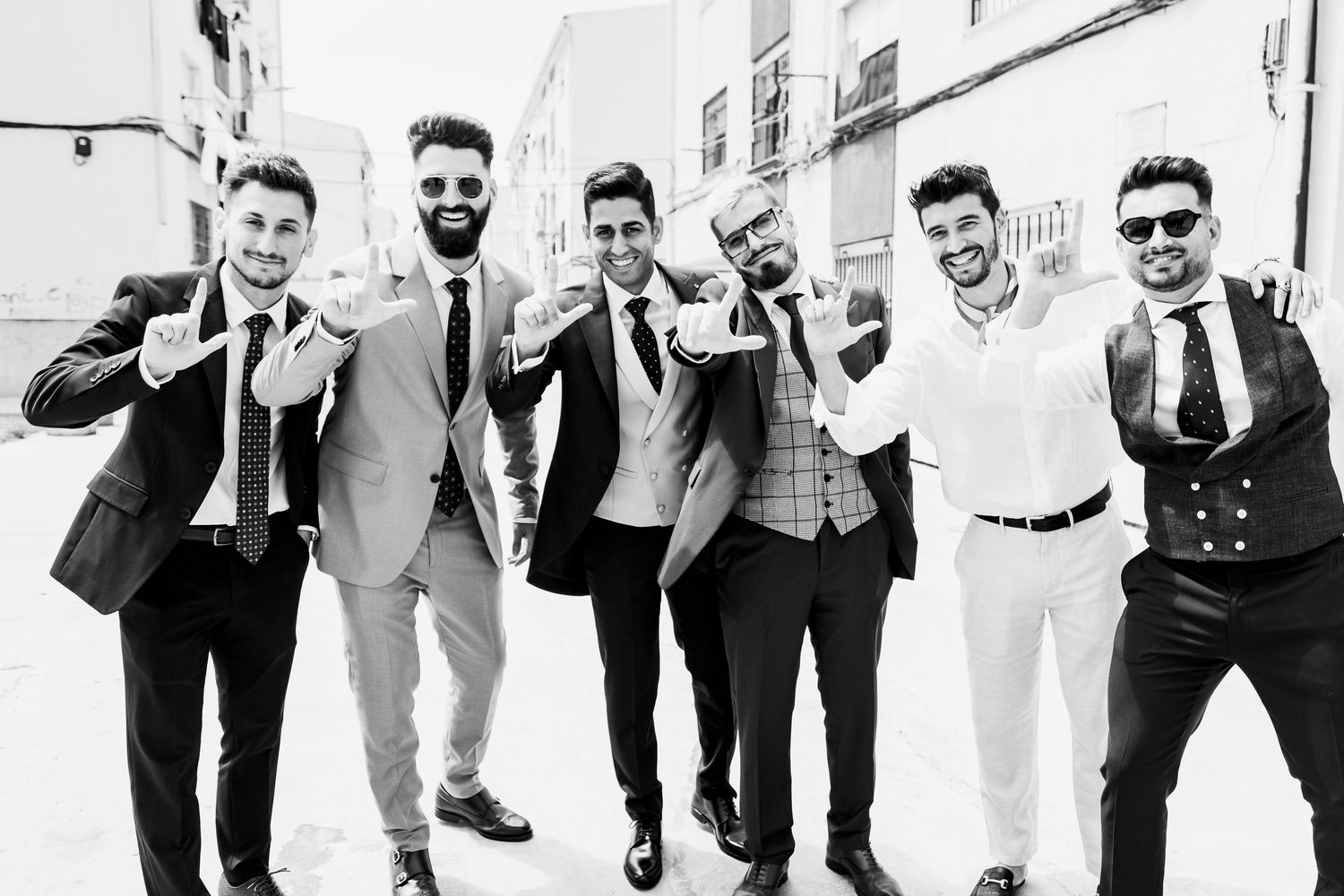 José posando con sus amigos de la infancia durante su boda. La fotografía de boda en su barrio era una de sus peticiones