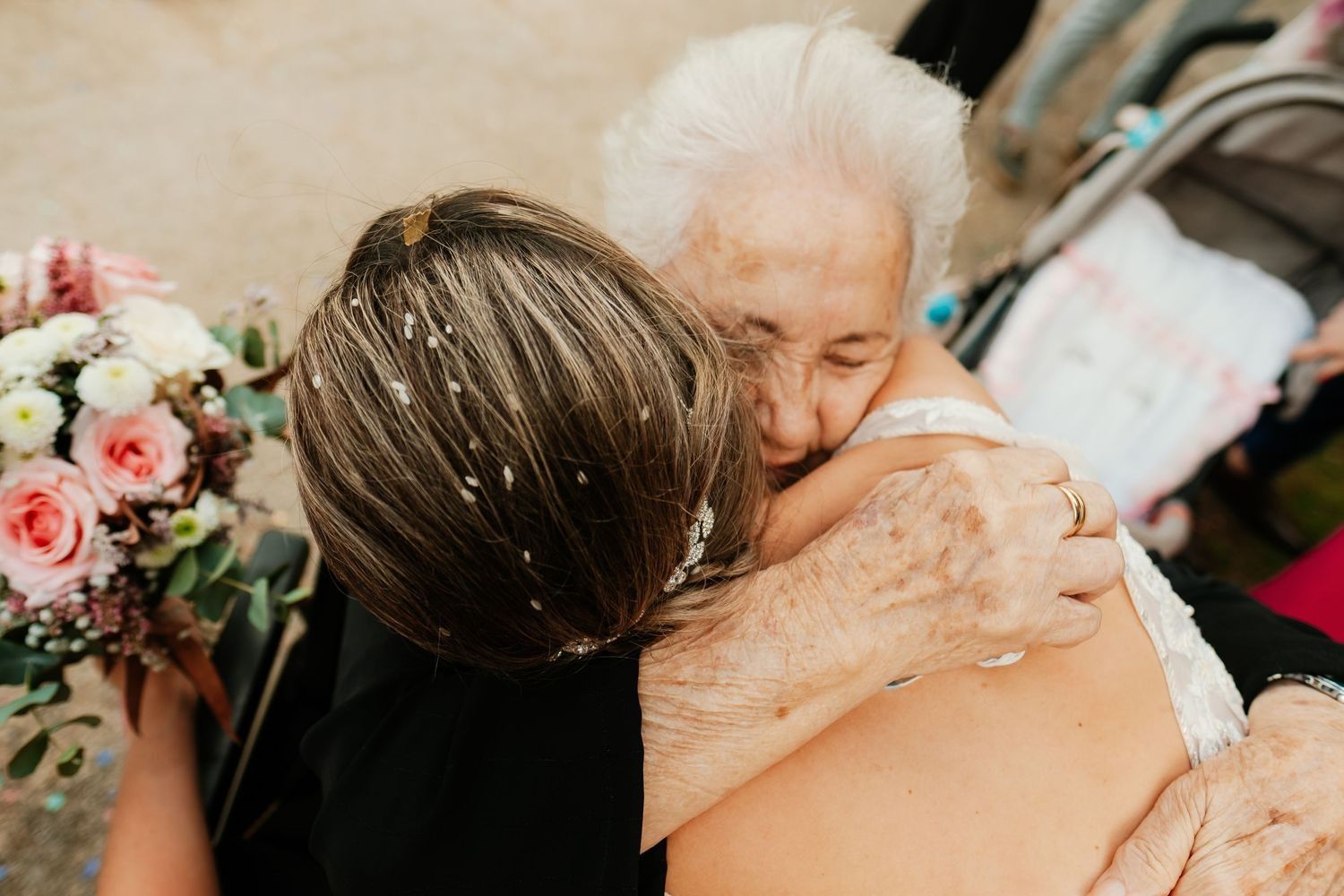 Momento irrepetible entre María Isabel y su abuela con abrazo sincero y eterno. Boda en Soto de Roma