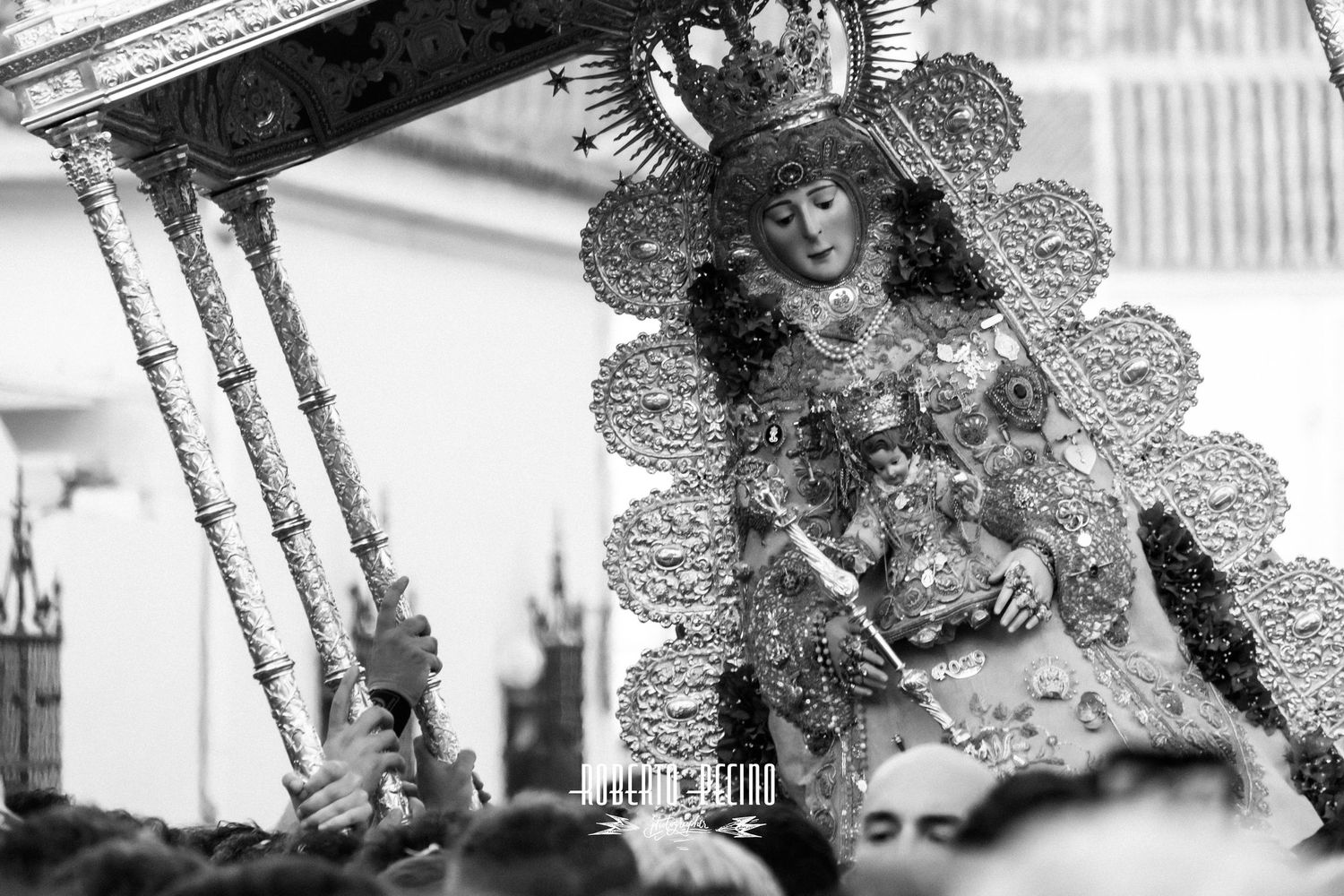 Instantánea documental procesión Rocío 2026, postal en blanco y negro, fotografía de tradiciones andaluzas, Roberto Pecino.