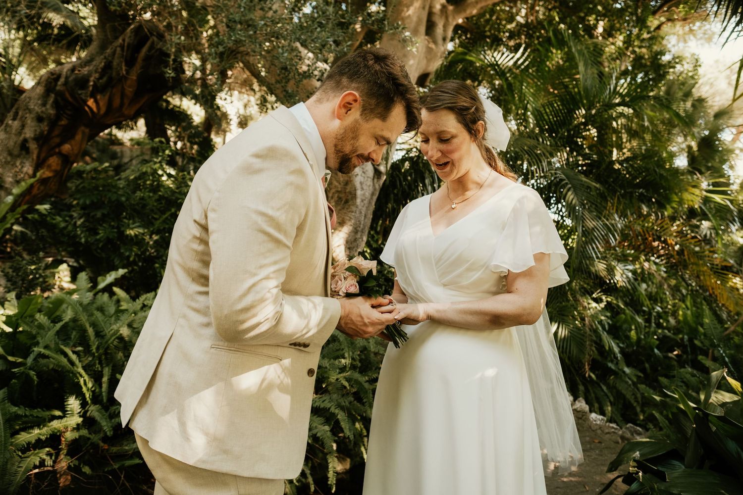 Intercambio de anillos en elopement íntimo, La Alameda Gibraltar, Roberto Pecino