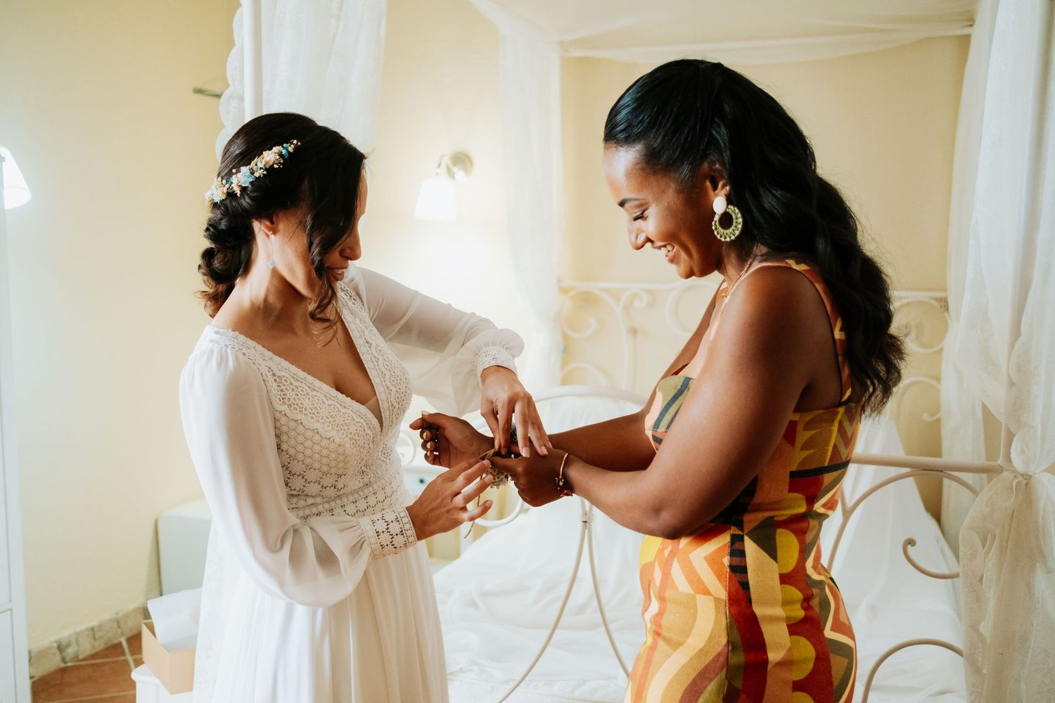 Novia con invitada en los preparativos de la boda en Finca El Campo de Los Barrios