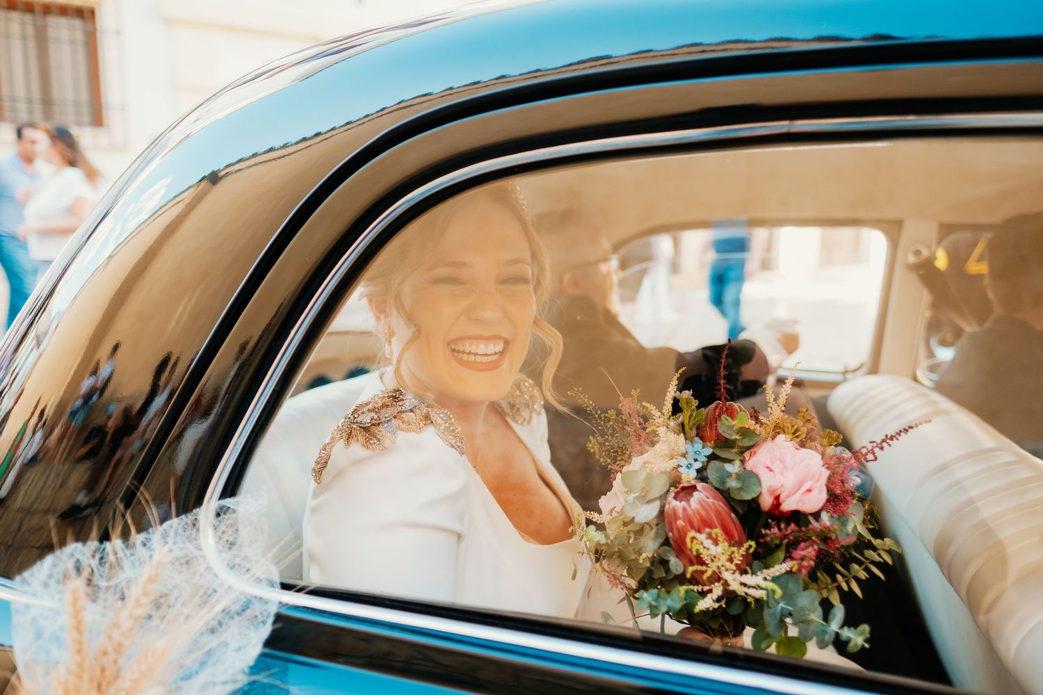 Paola en el interior del coche nupcial