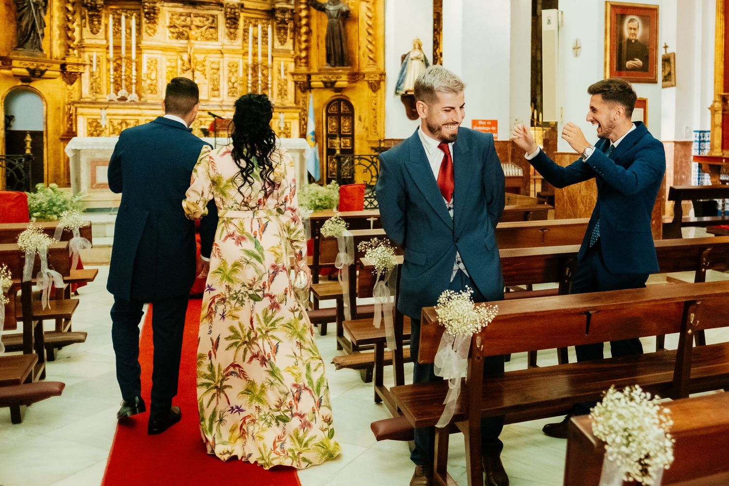 Momento espontáneo de dos amigos del novio mienras entraba agarrado de su madre a la iglesia para darse el sí quiero