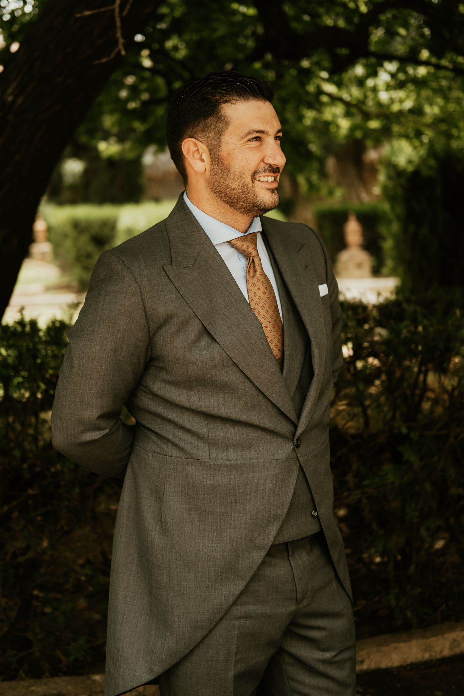 Retrato editorial de novio con traje clásico en los exteriores de Bodega Sánchez Romate, Juanfri, Roberto Pecino
