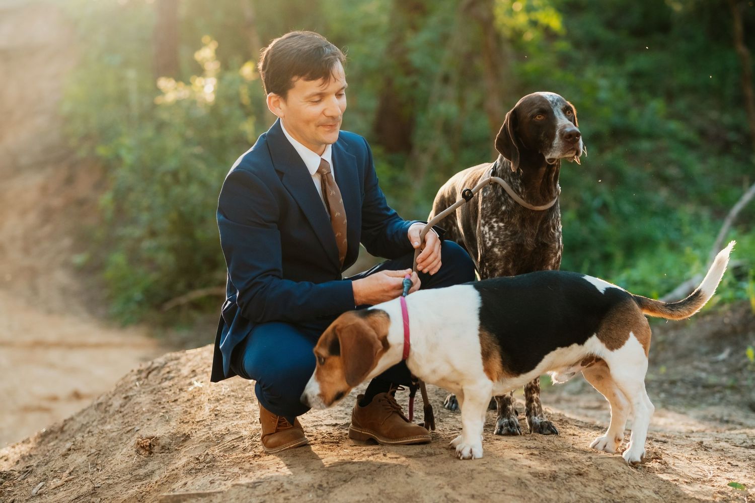 Jose vestido de novio con sus dos perros en el entorno natural del Pinar del Rey de San Roque