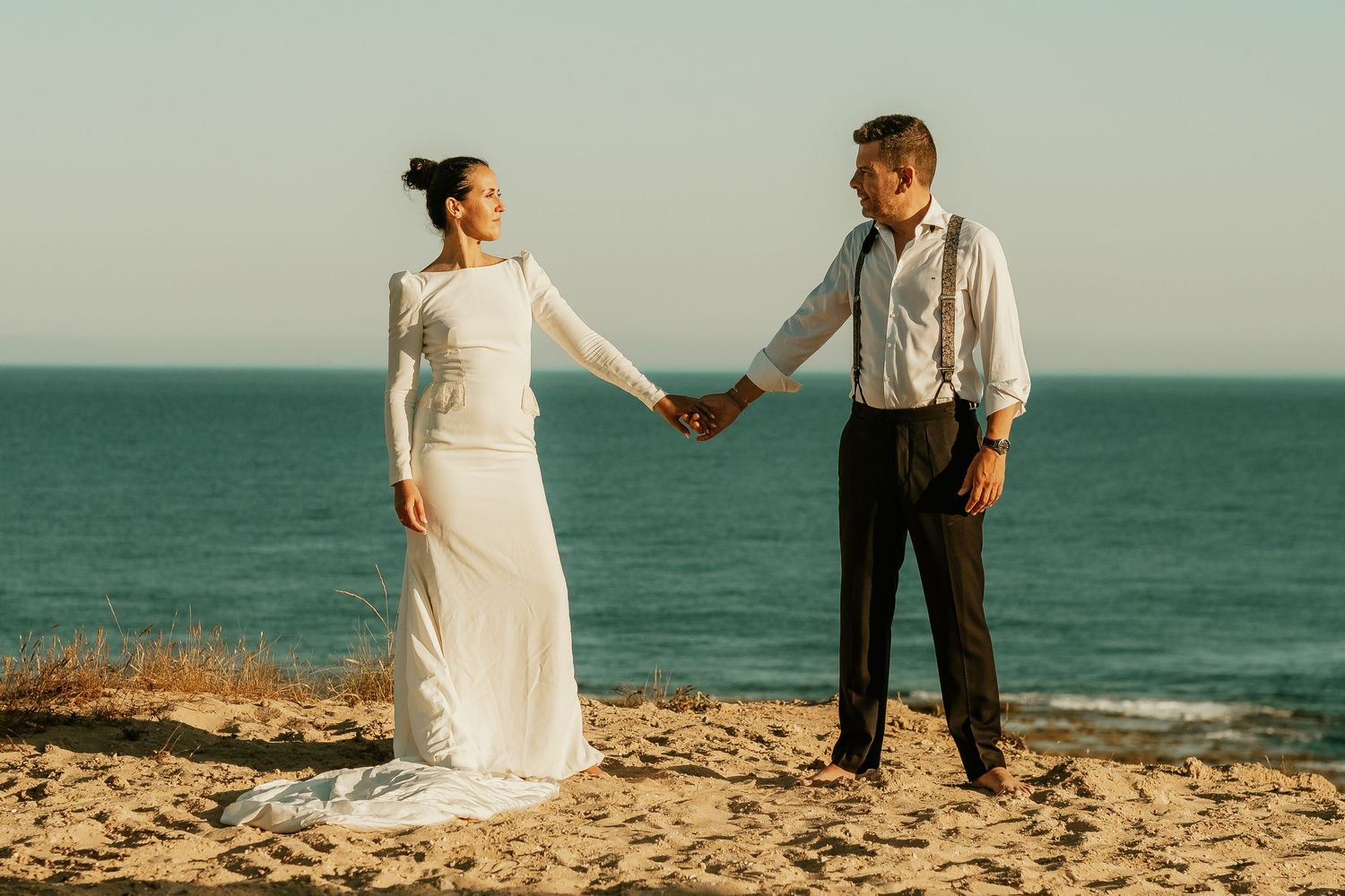 Retrato editorial de los novios mirándose con complicidad durante el atardecer Faro de Trafalgar Laura y Fernando Roberto Pecino