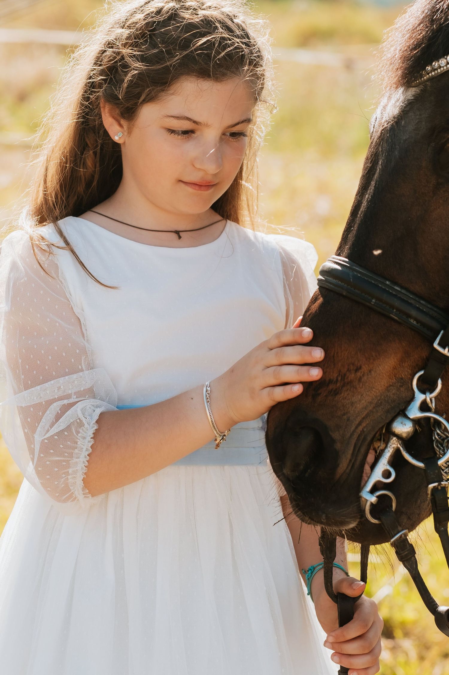 Sesión de fotos de comunión en La Línea, niña con caballo en Jerez.