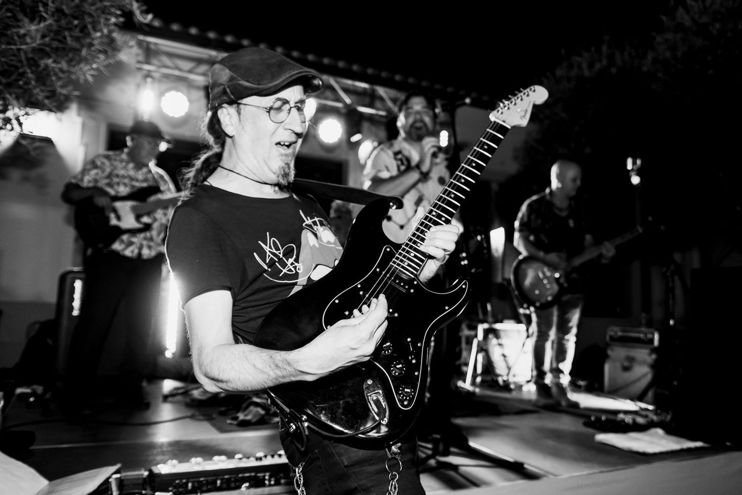 Música en directo y banda de rock animando la barra libre en Castellar