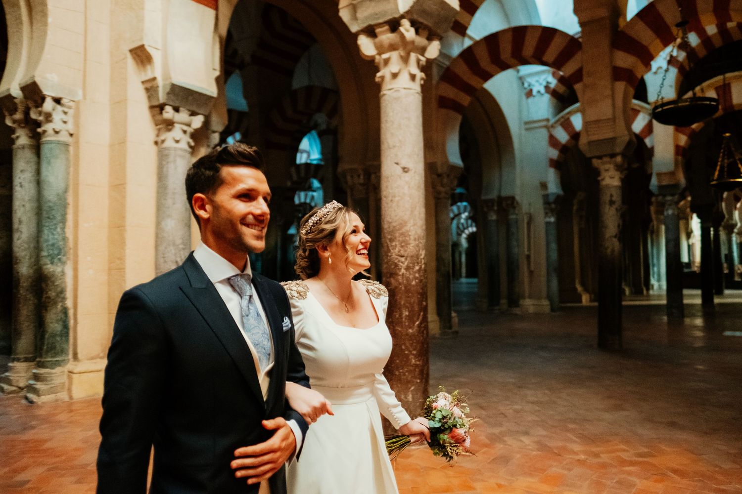 Salida de los recién casados en el interior de la Mezquita, boda documental en Andalucía