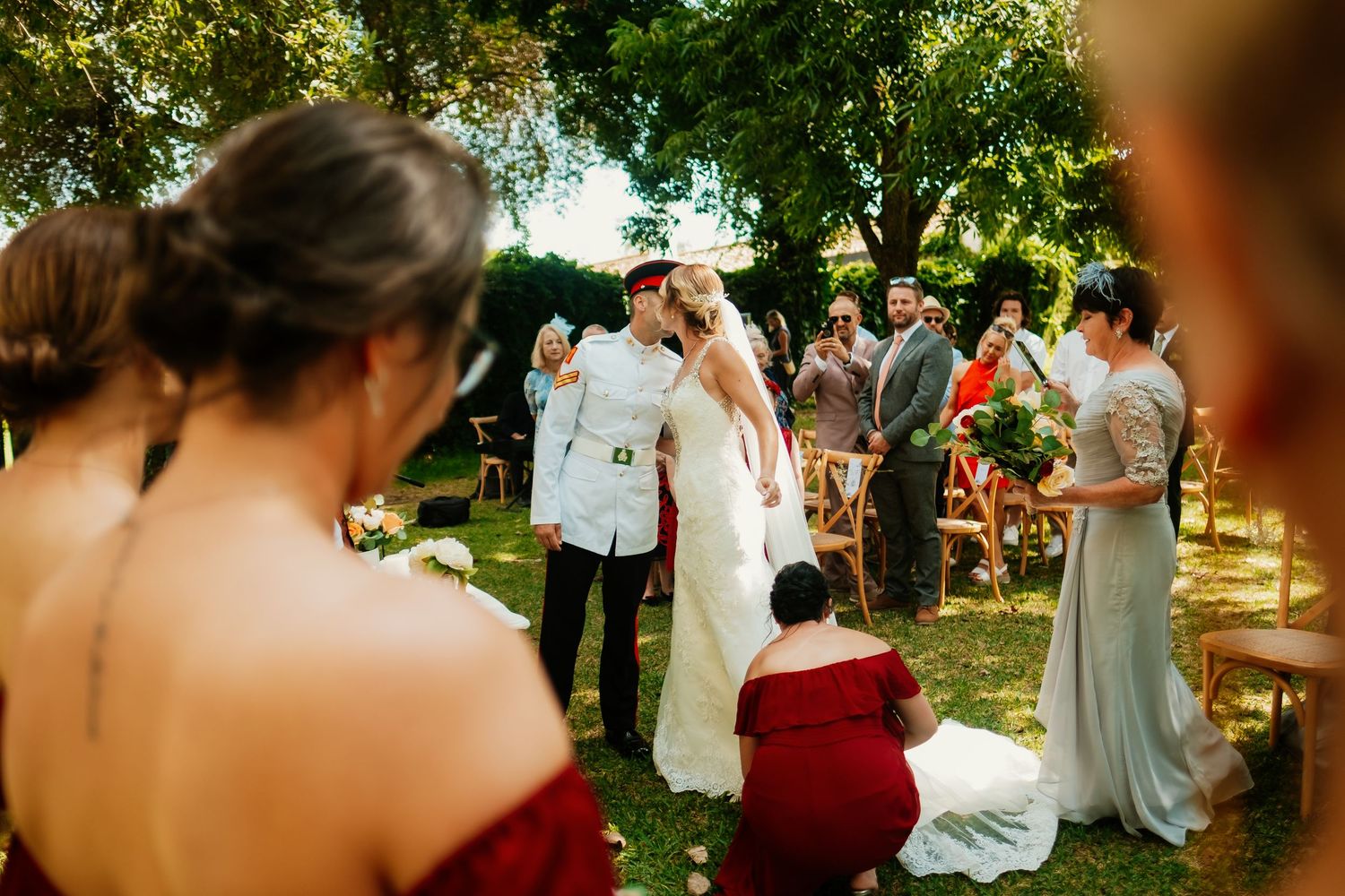 beso de los novios en Almoguera