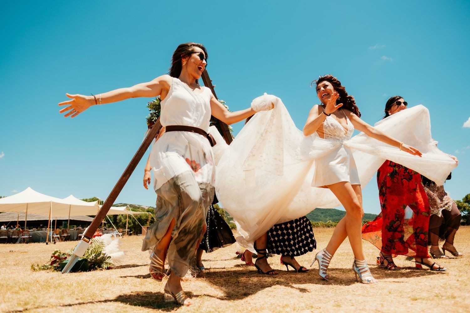 Lorena bailando con sus amigas en la boda festival wakana lake alegria real sin filtros