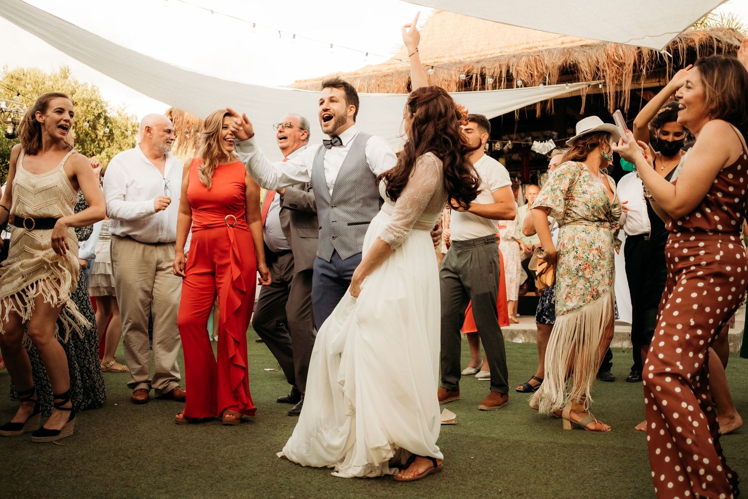 Baile de los noviso al ritmo de la banda de Rock en el Hotel de Tarifa