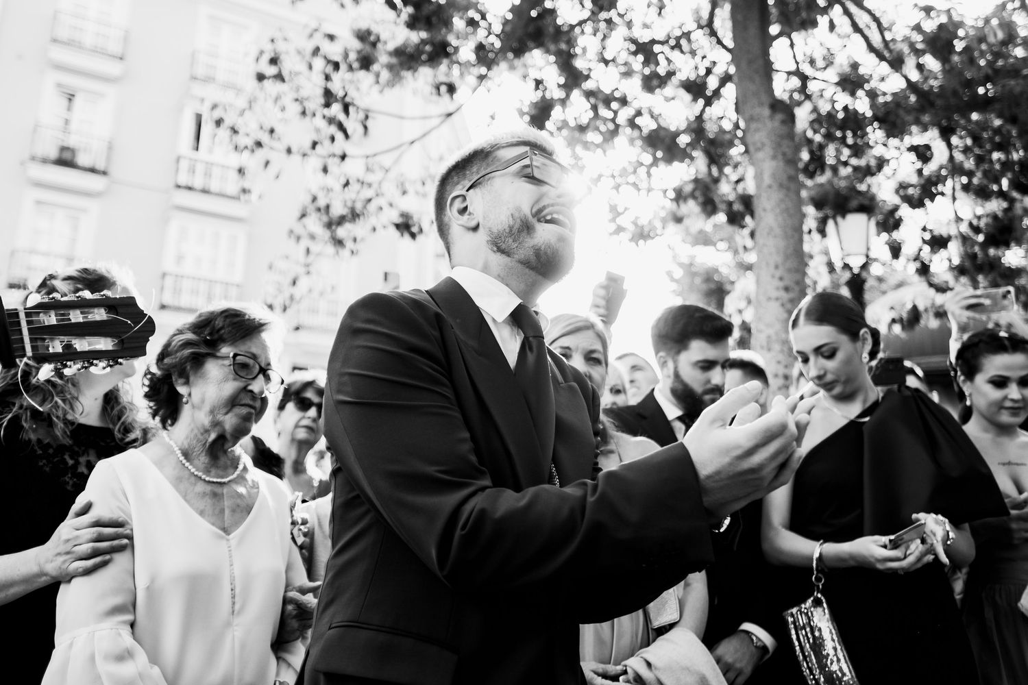 Ernesto Marquez cantando en la puerta de la iglesia, fotografía documental de boda por Roberto Pecino